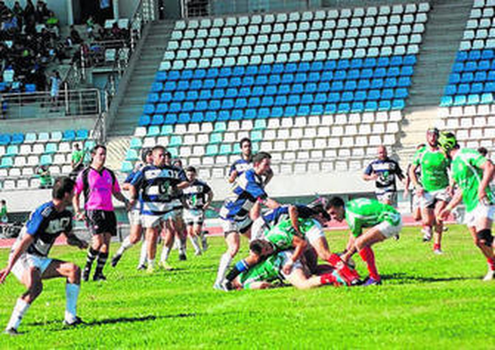 Un lance del encuentro que disputaron onubenses e hispalenses.