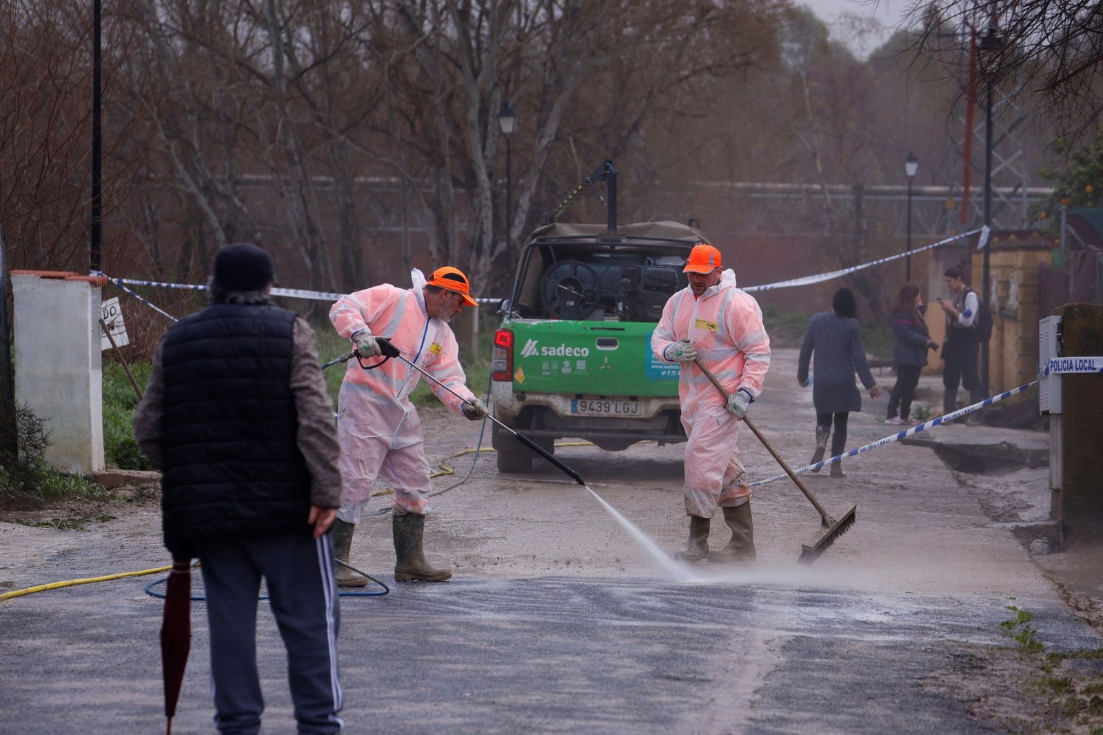 Limpieza en la urbanización Las Cigüeñas, en Alcolea.