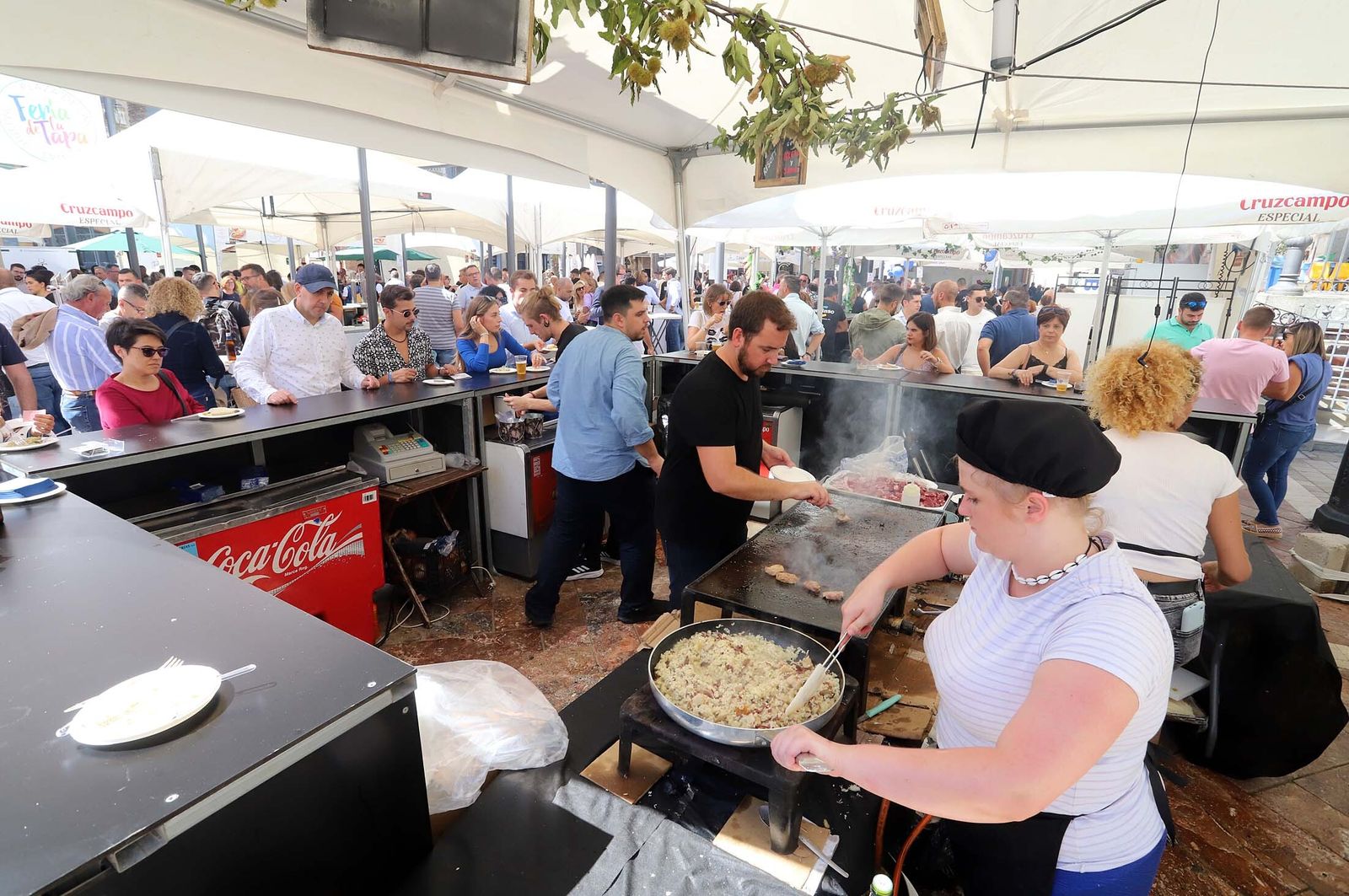 Imágenes del gran ambiente en el segundo día de la Feria de la Tapa