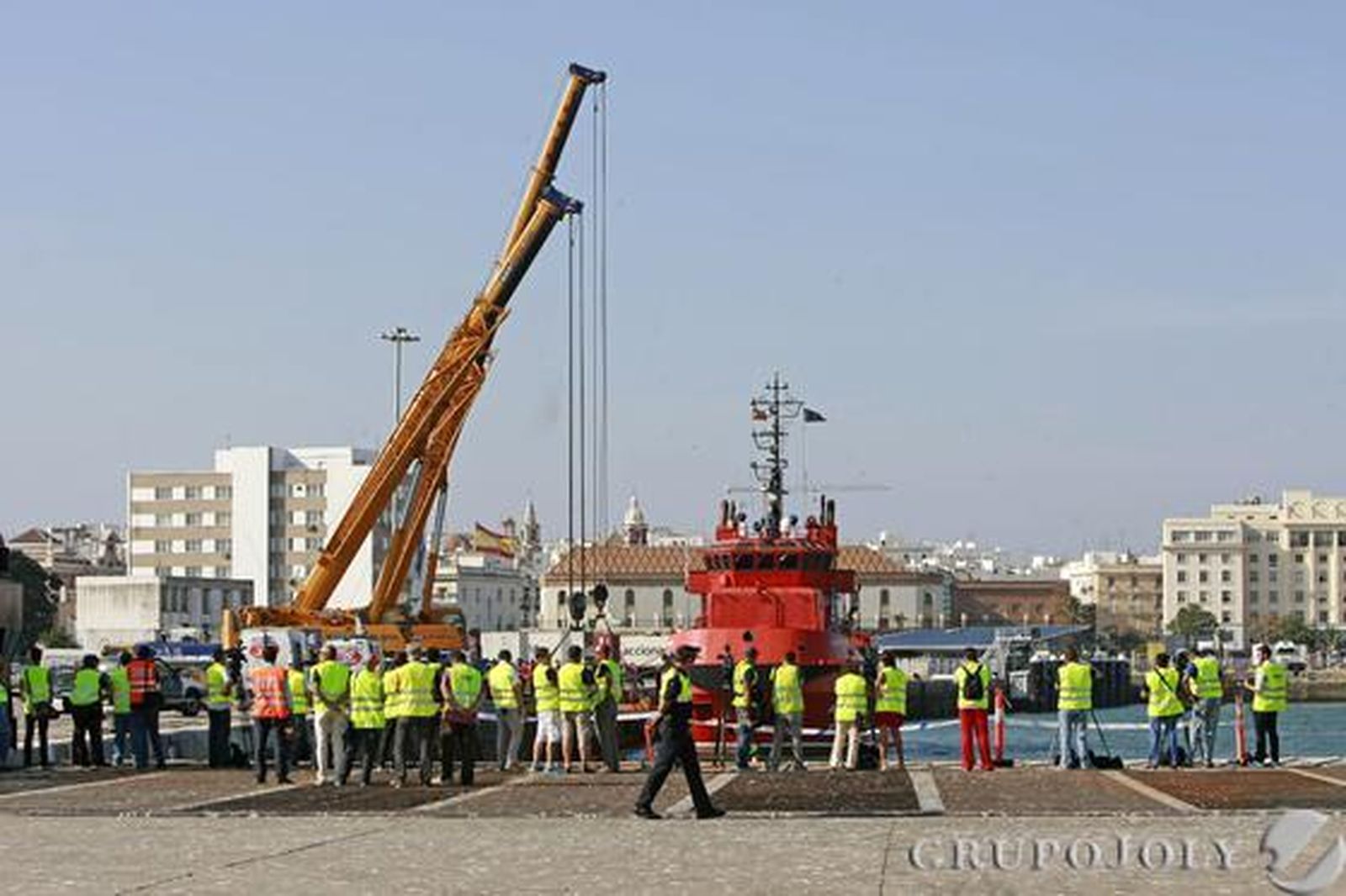 Una gran multitud de medios siguieron el reflotamiento. 

Foto: Julio Gonzalez