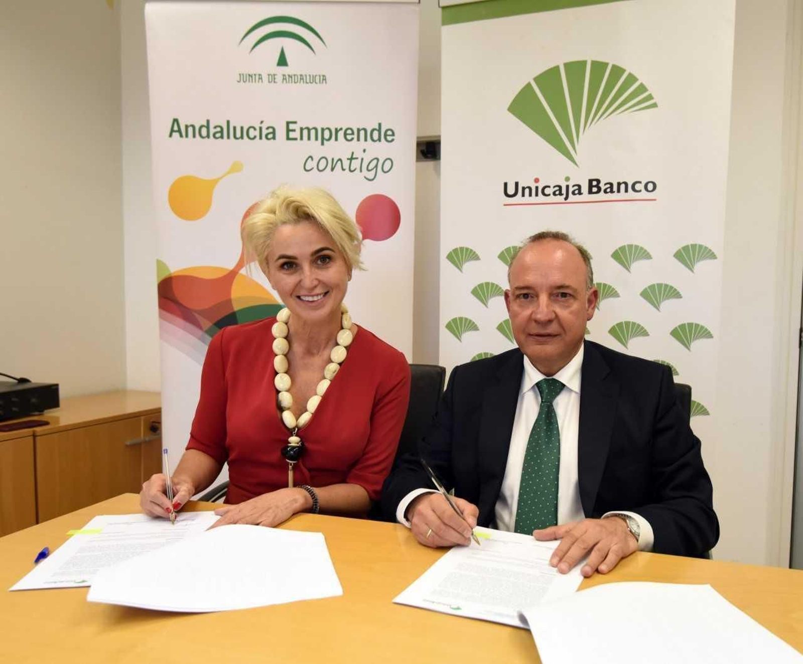 Firma de la colaboración entre Unicaja Banco y Andalucía Emprende