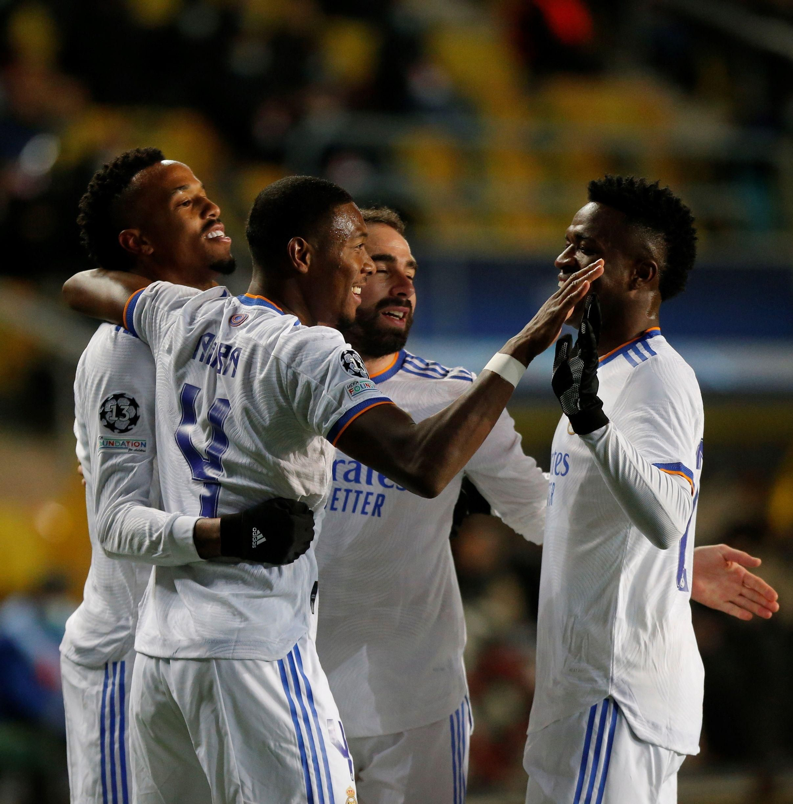 Alaba es felicitado por Militao, Carvajal y Vinicius tras su gol de falta al Sheriff.