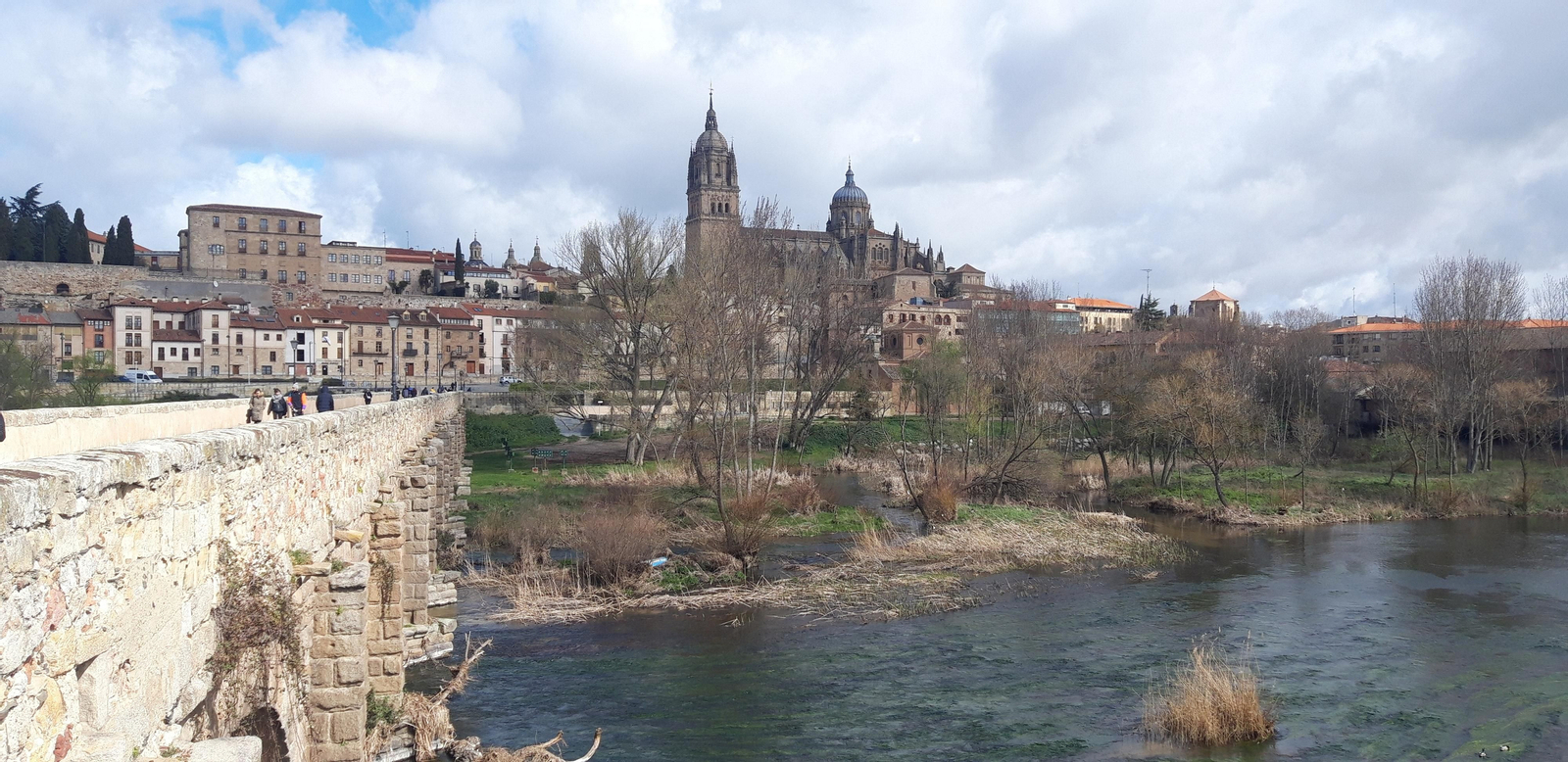 La Vía de la Plata llega a Salamanca atravesando su Puente Romano sobre el Río Tormes.