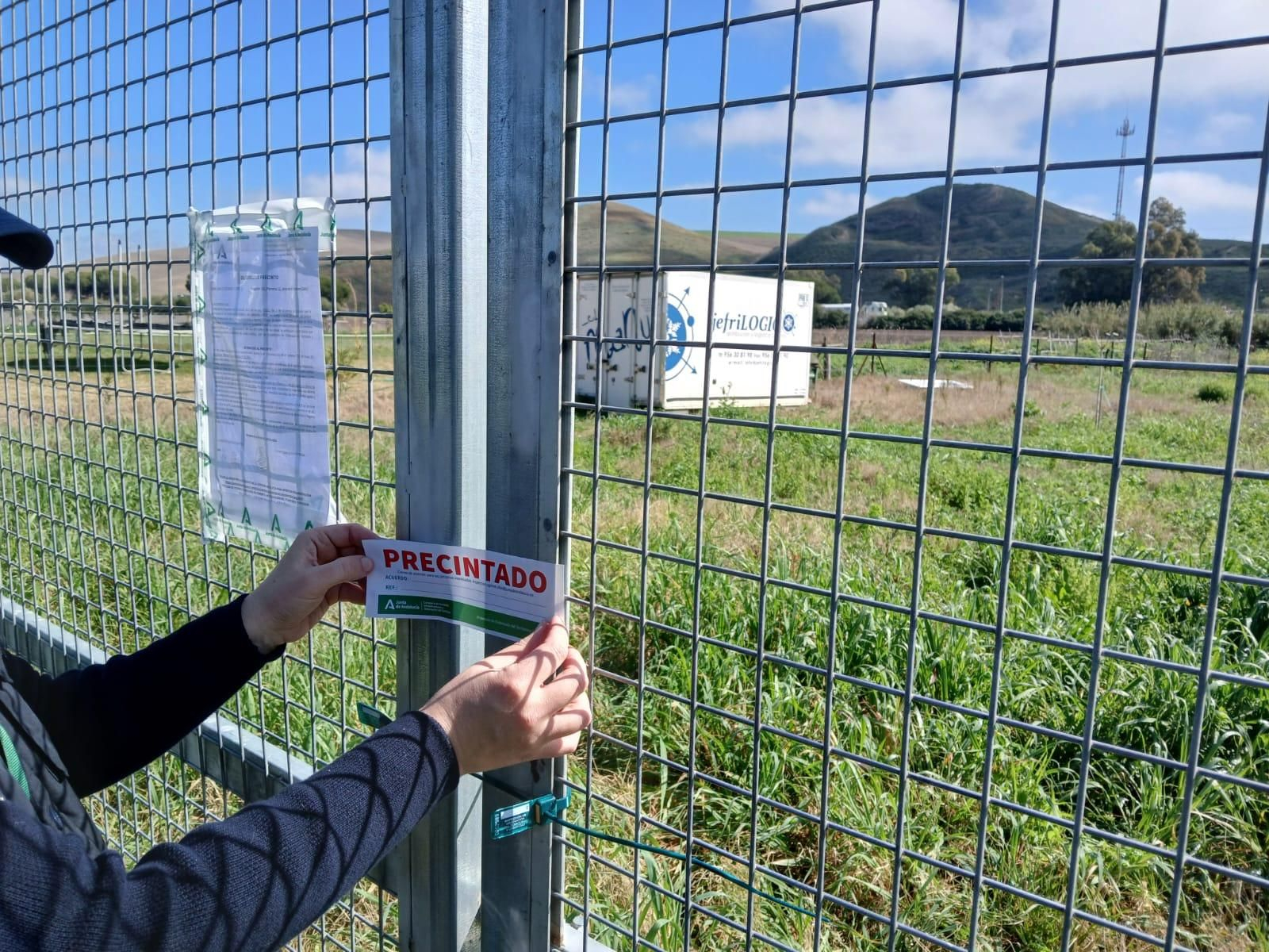 La inspección urbanística, en colaboración con la Guardia Civil y la Policía autonómica, precinta unas parcelaciones en Lomopardo.