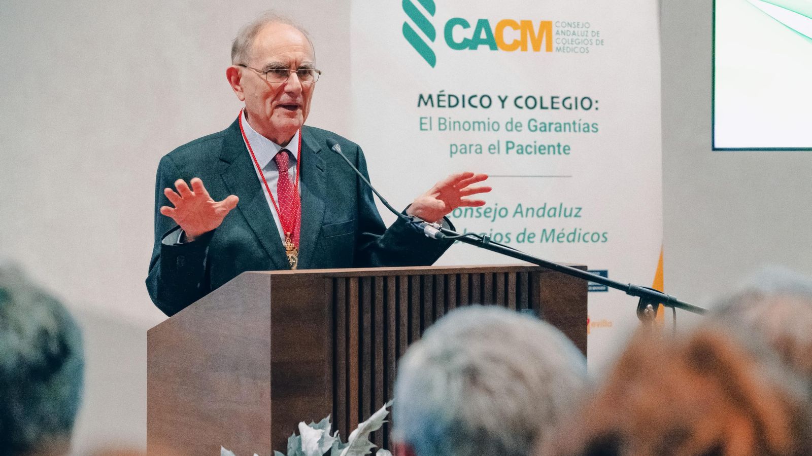 Antonio Campos, tras ser reconocido como Colegiado de Honor del Consejo Andaluz de Colegios Médicos