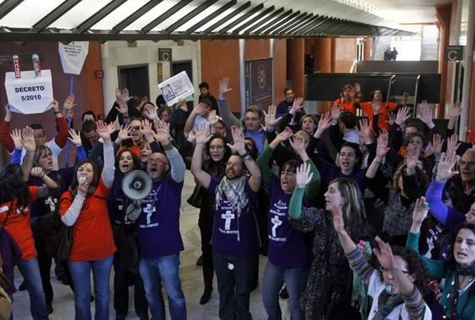 Los funcionarios se manifiestan en Torretriana para protestar ante la reunion con los sindicatos. 

Foto: Antonio Pizarro