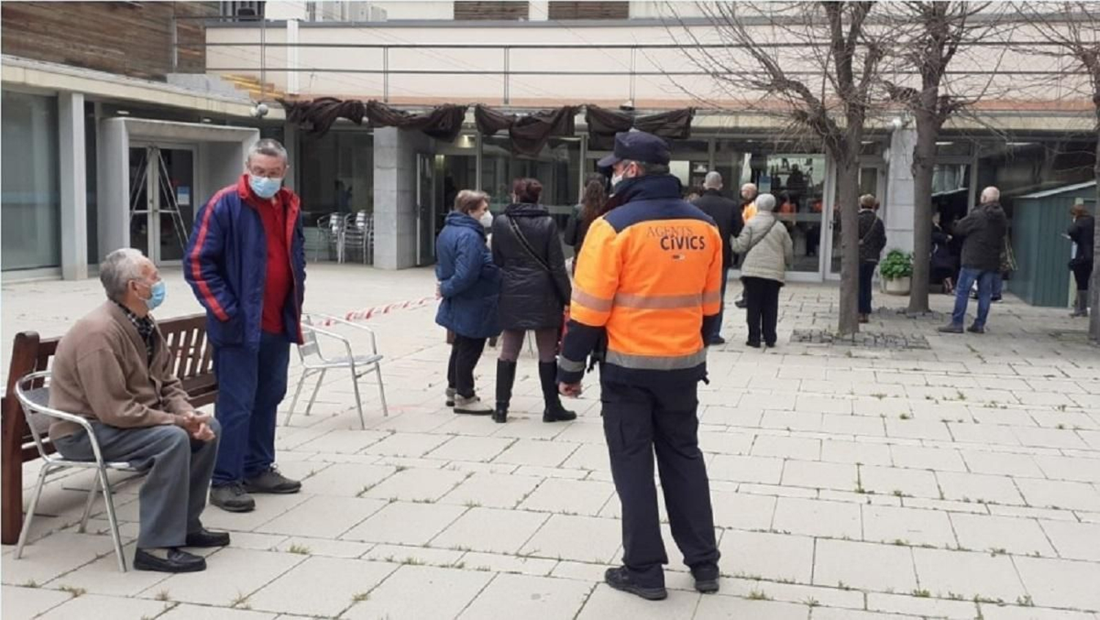 Un agente cívico realizando tareas durante la pandemia del Covid.