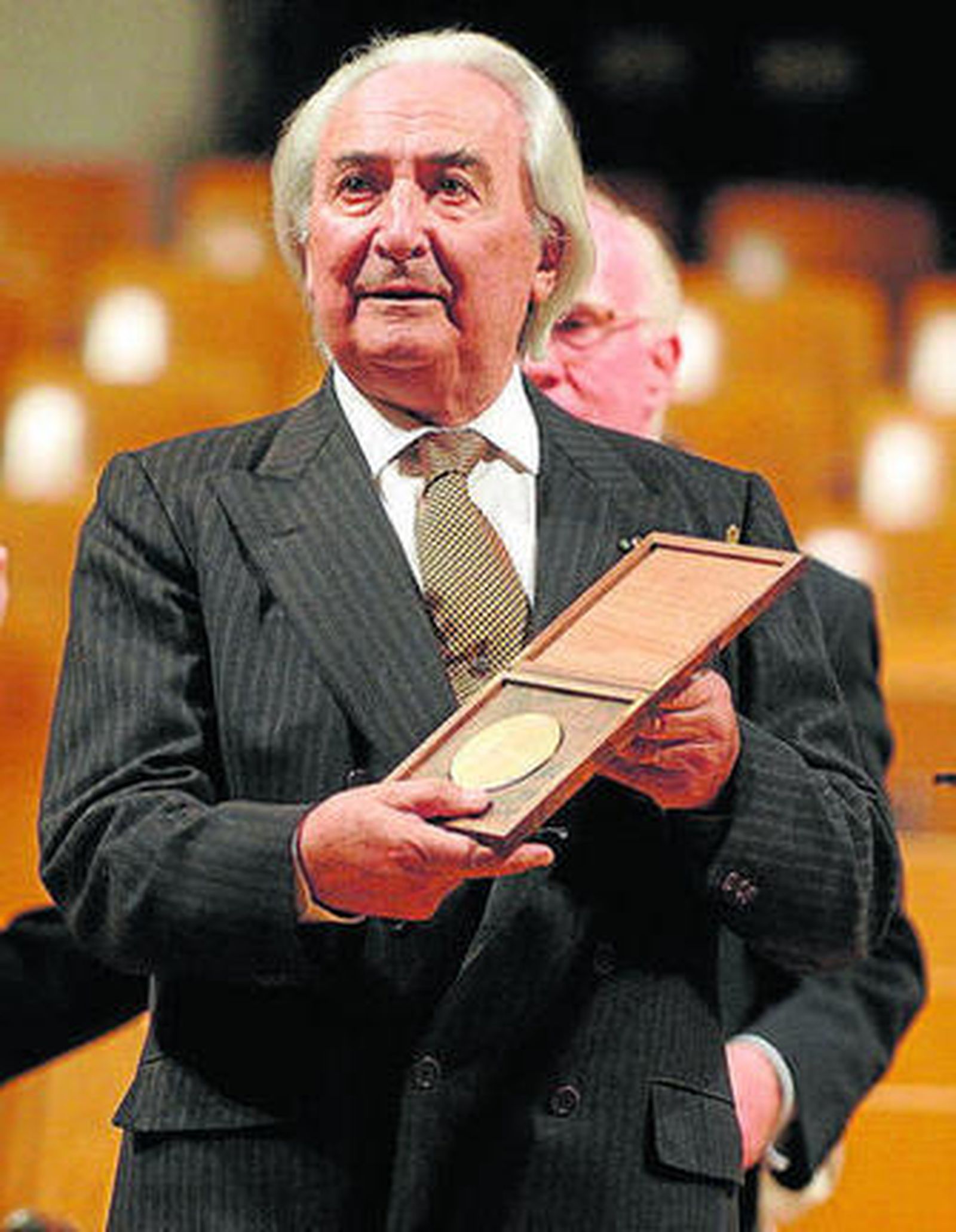 Alonso, en 2004, tras recibir la Medalla de Honor de la SGAE.