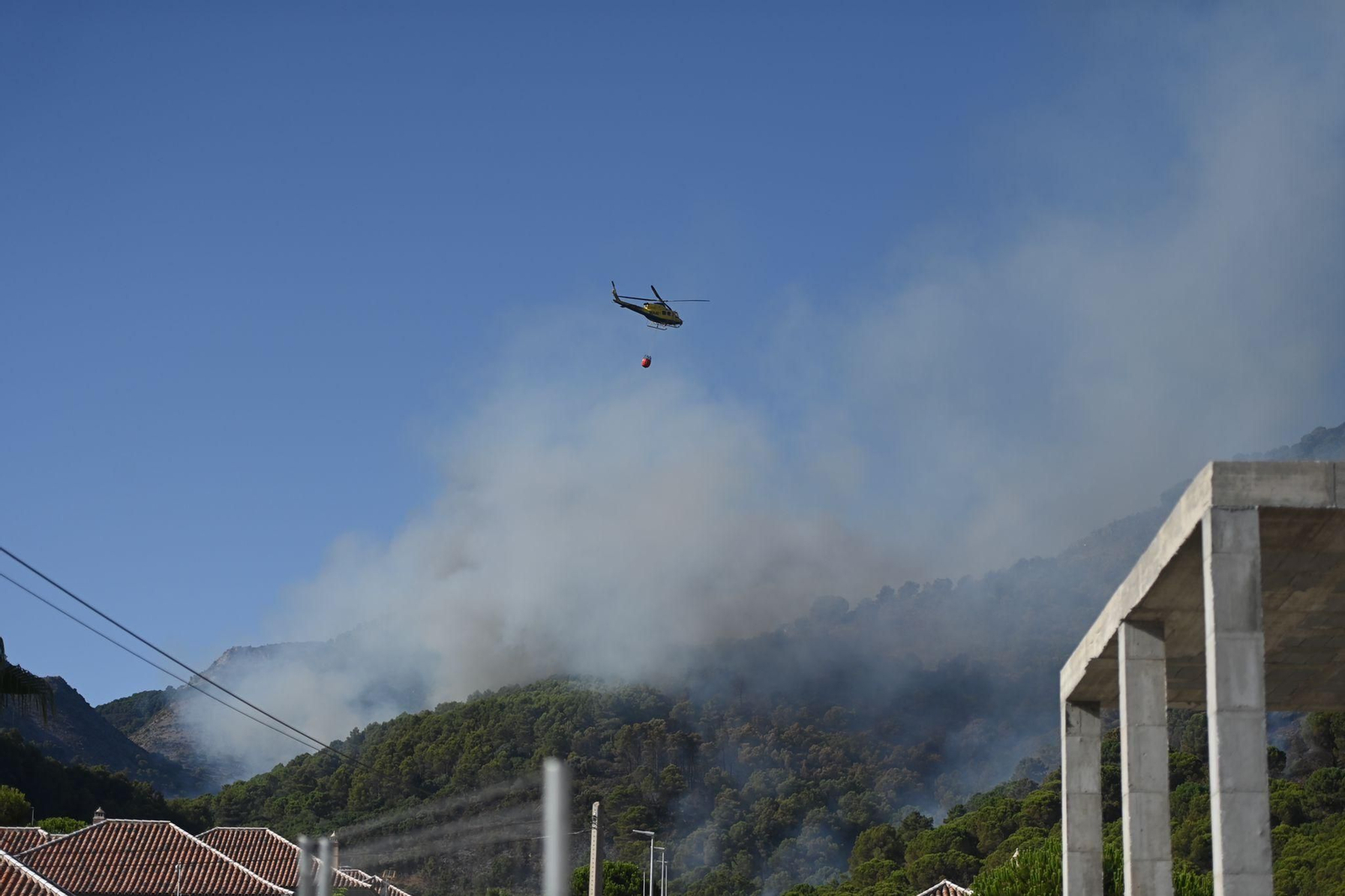Las fotos de la lucha contra el fuego en Pinos de Alhaurín
