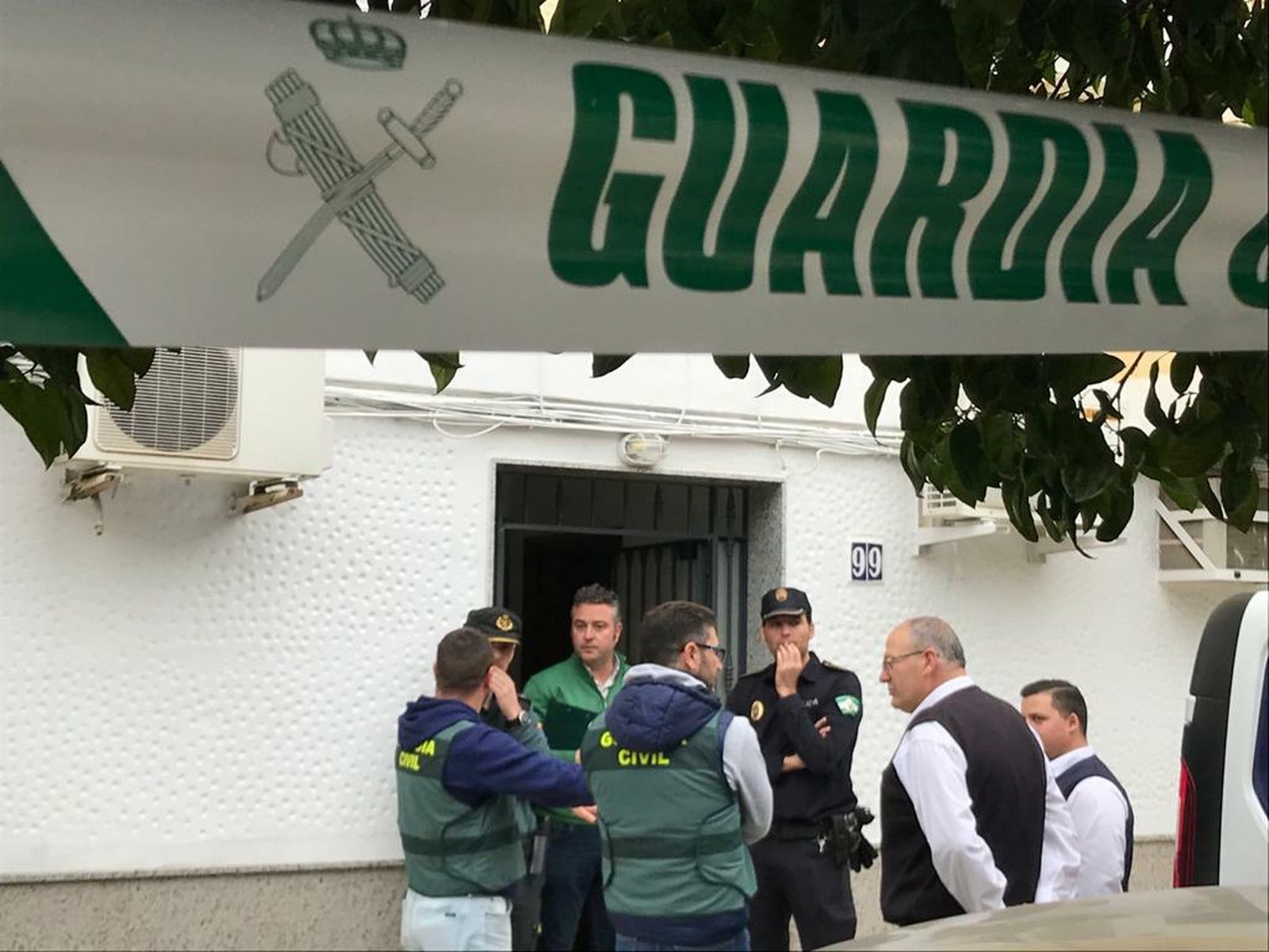 Agentes a las puertas del domicilio donde ha ocurrido el suceso.