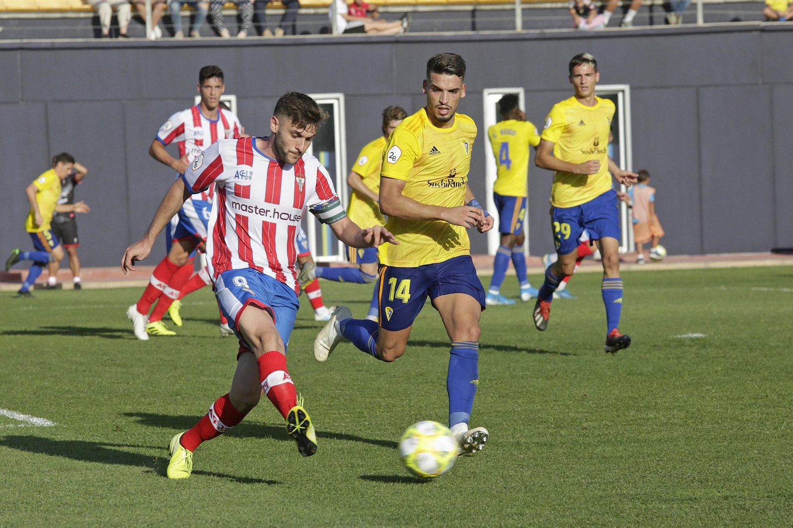 El capitán del Algeciras, Iván, golpea el balón durante el Cádiz B-Algeciras del sábado
