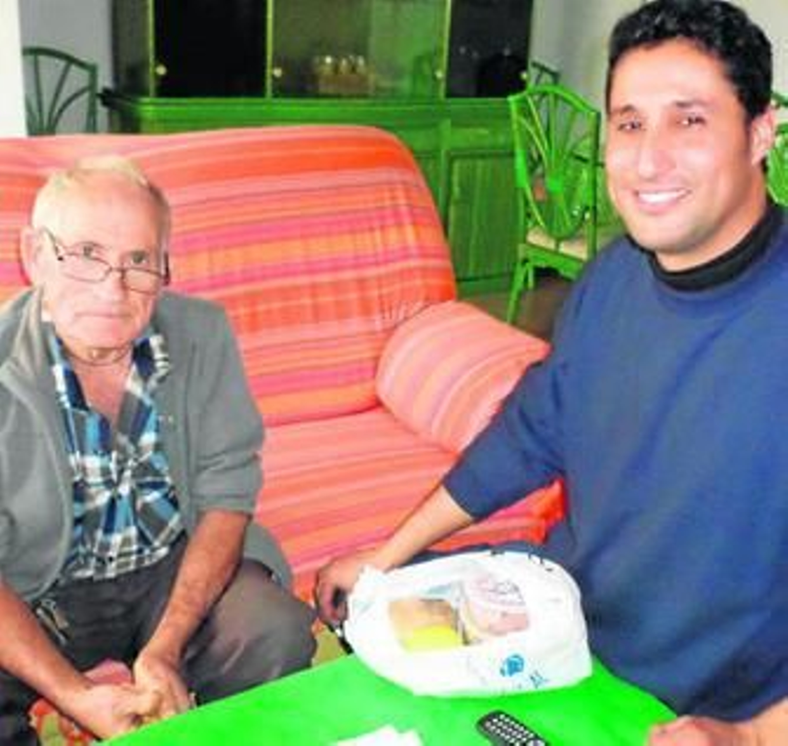 Manuel García, junto a Ahdelouafi Krifhat, quien le visita cada día y le trae comida.