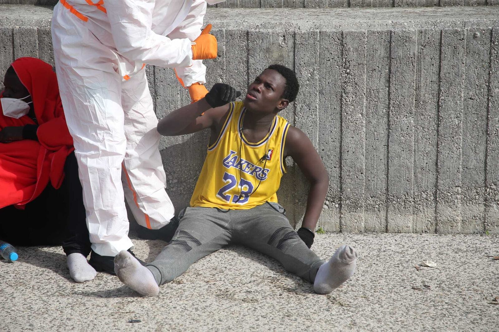 Uno de los magrebíes rescatados a su llegada al puerto de Algeciras.