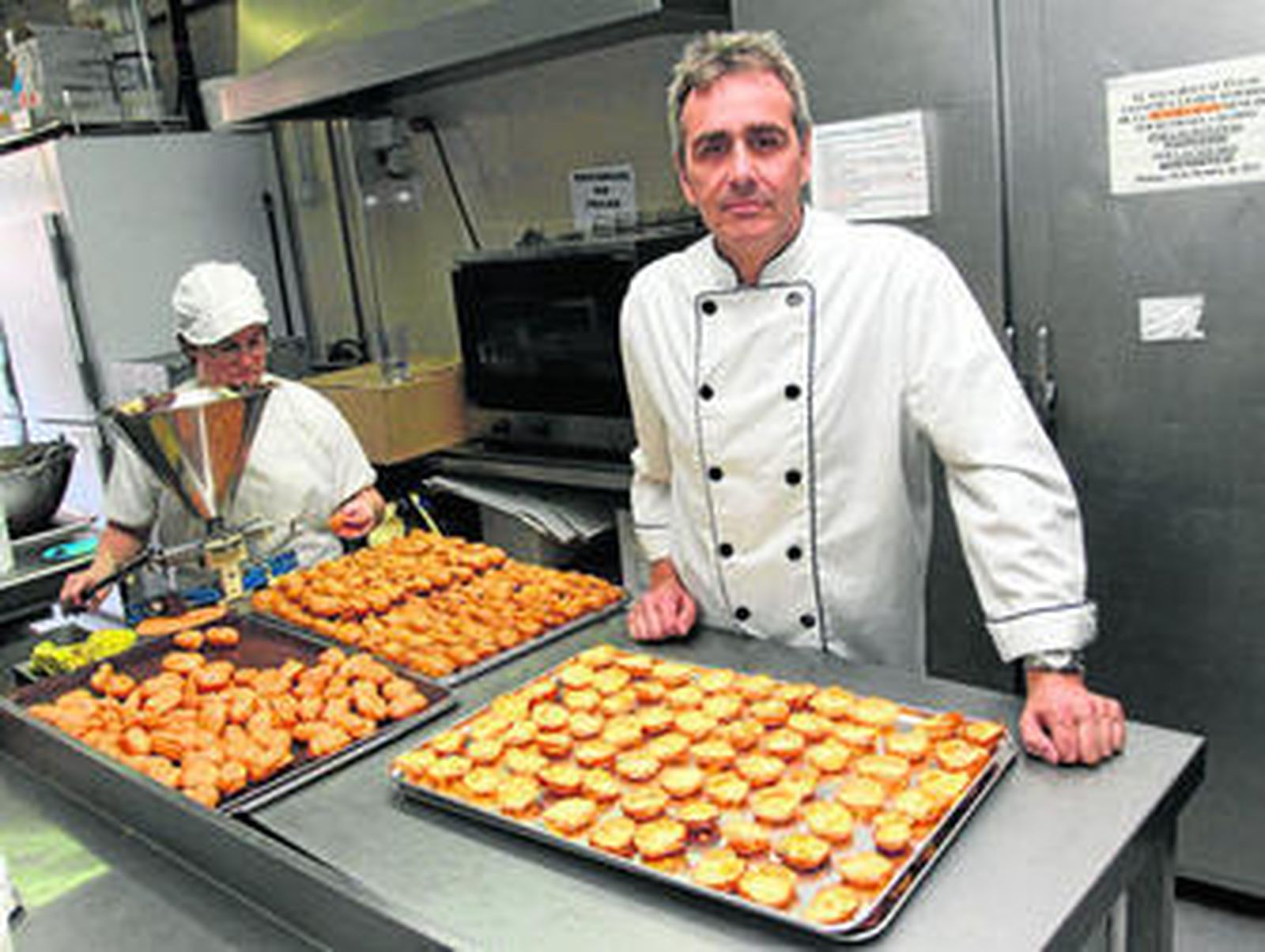 Francisco Sánchez, propietario de Pathelín, posa en el obrador de la Avenida Carlos Haya junto a una empleada.