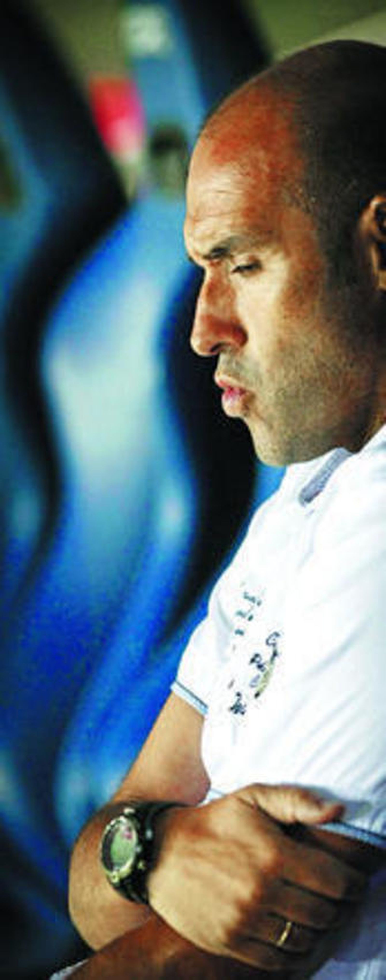 Monteagudo, en el banquillo con cara de circunstancias.