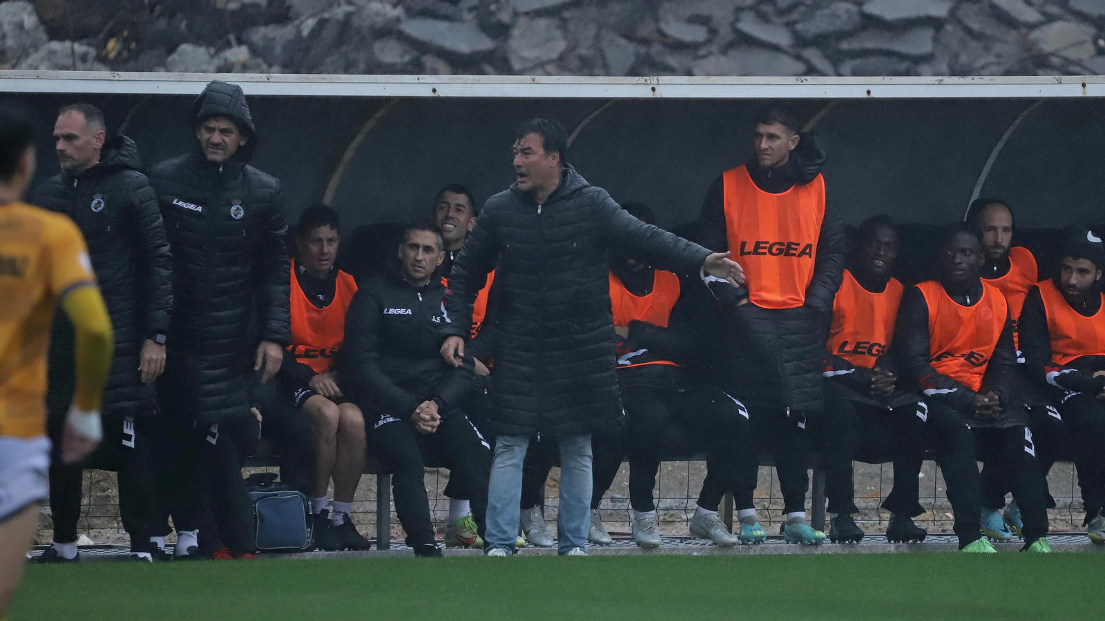 Rafa Escobar, en el banquillo, durante el Balona-Unionistas