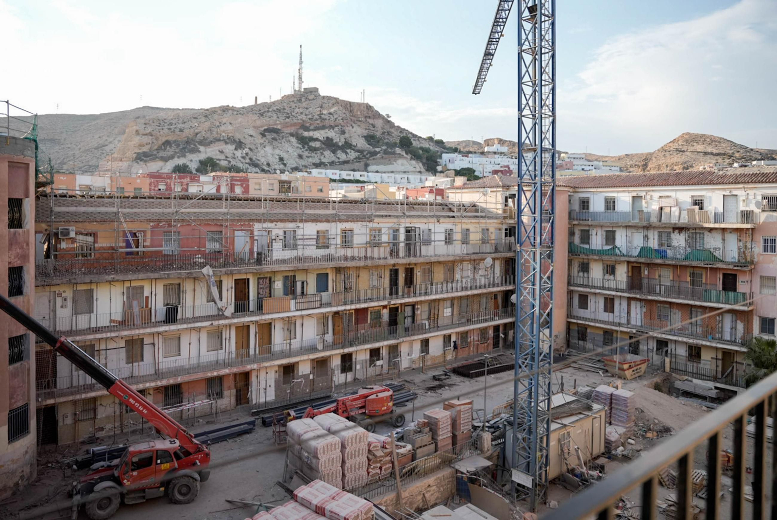 Las obras de rehabilitación en el edificio El Patio de la ciudad de Almería, en imágenes