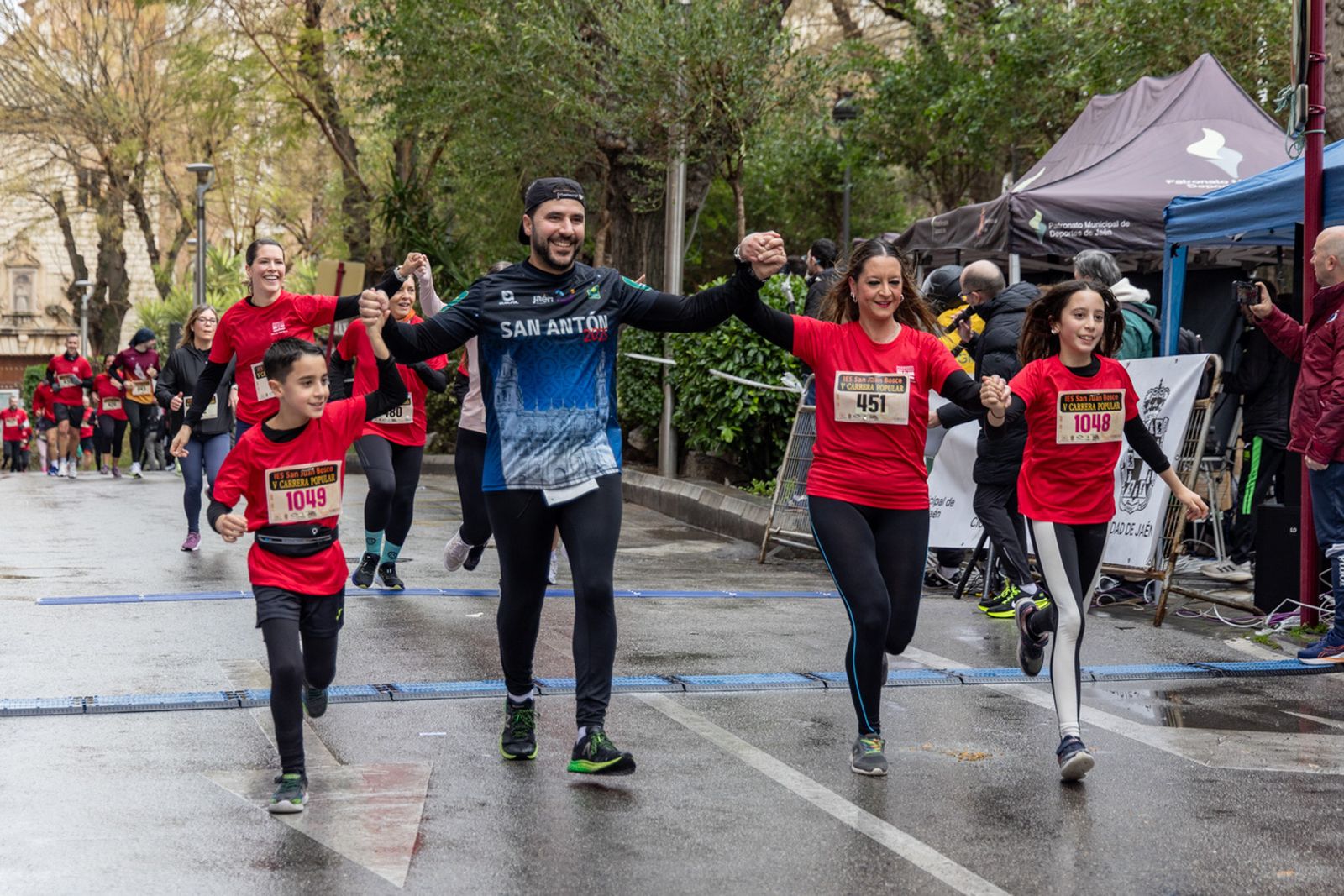 En imágenes: la lluvia no frena a más de un millar de corredores en la V Carrera Popular del IES San Juan Bosco (2)