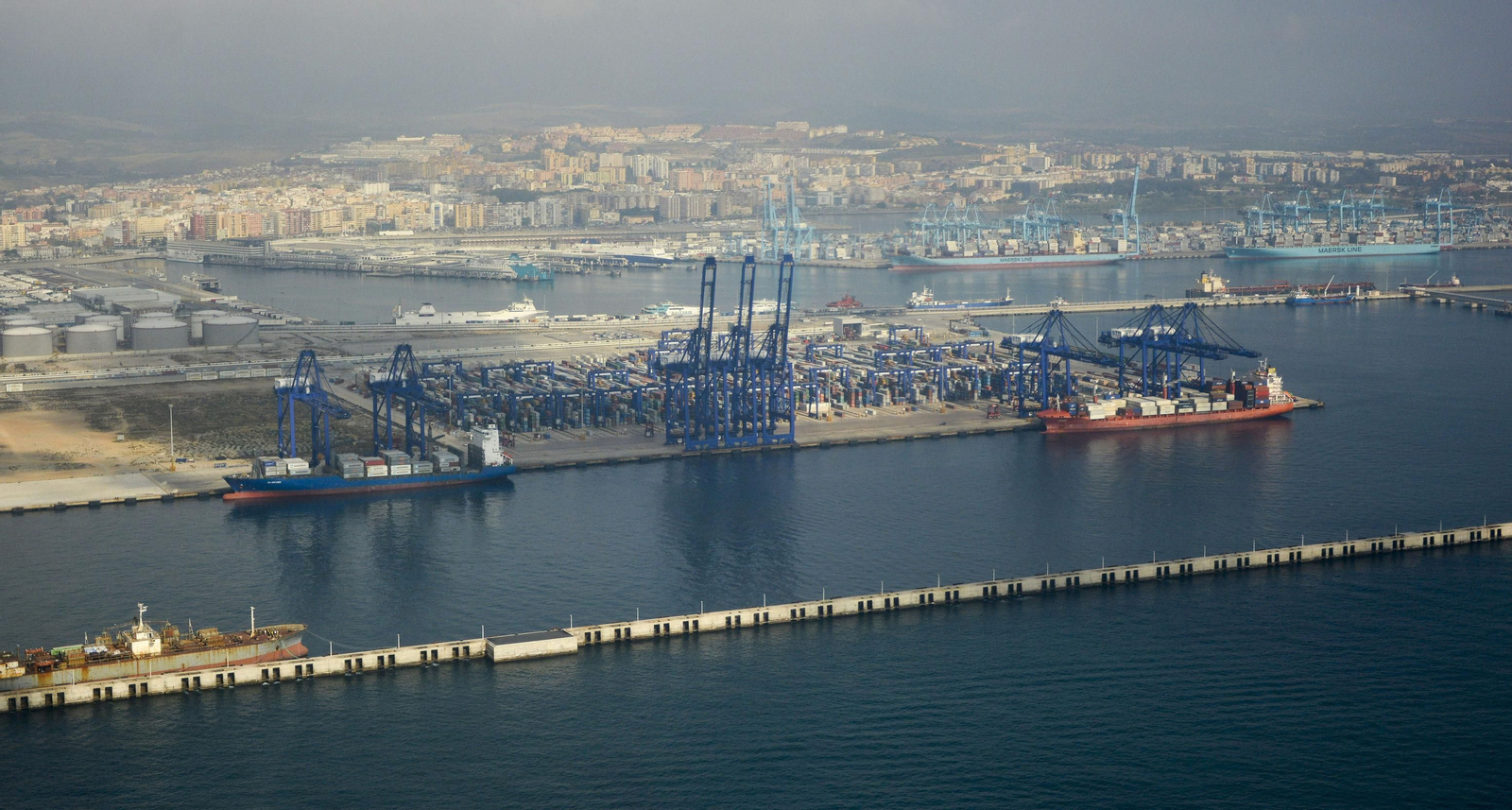 La terminal de TTI Algeciras, vista desde la Bahía de Algeciras.