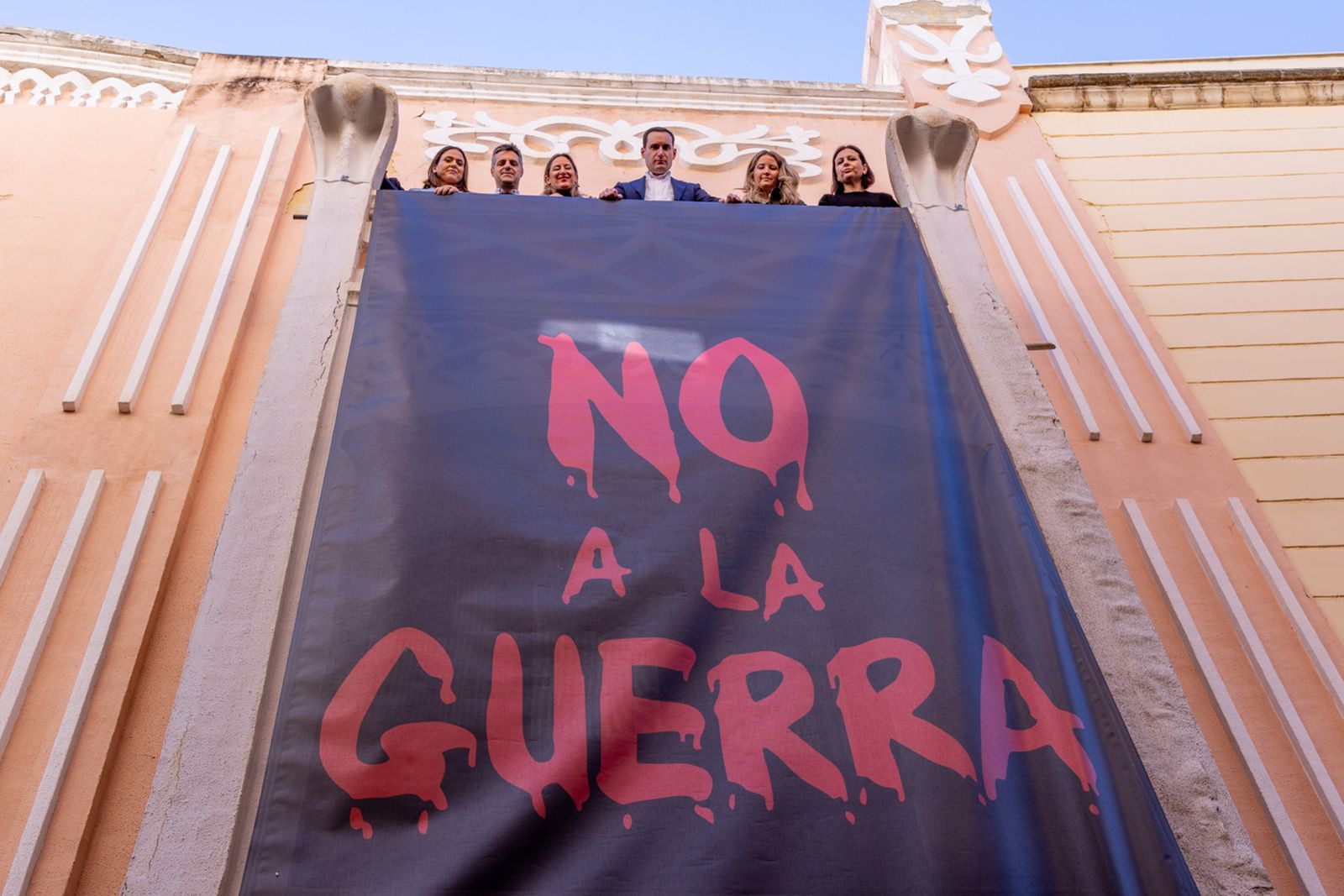 Juan Latorre, atiende a los medios de comunicación con motivo del despliegue de una pancarta contra la guerra en la sede del partido
