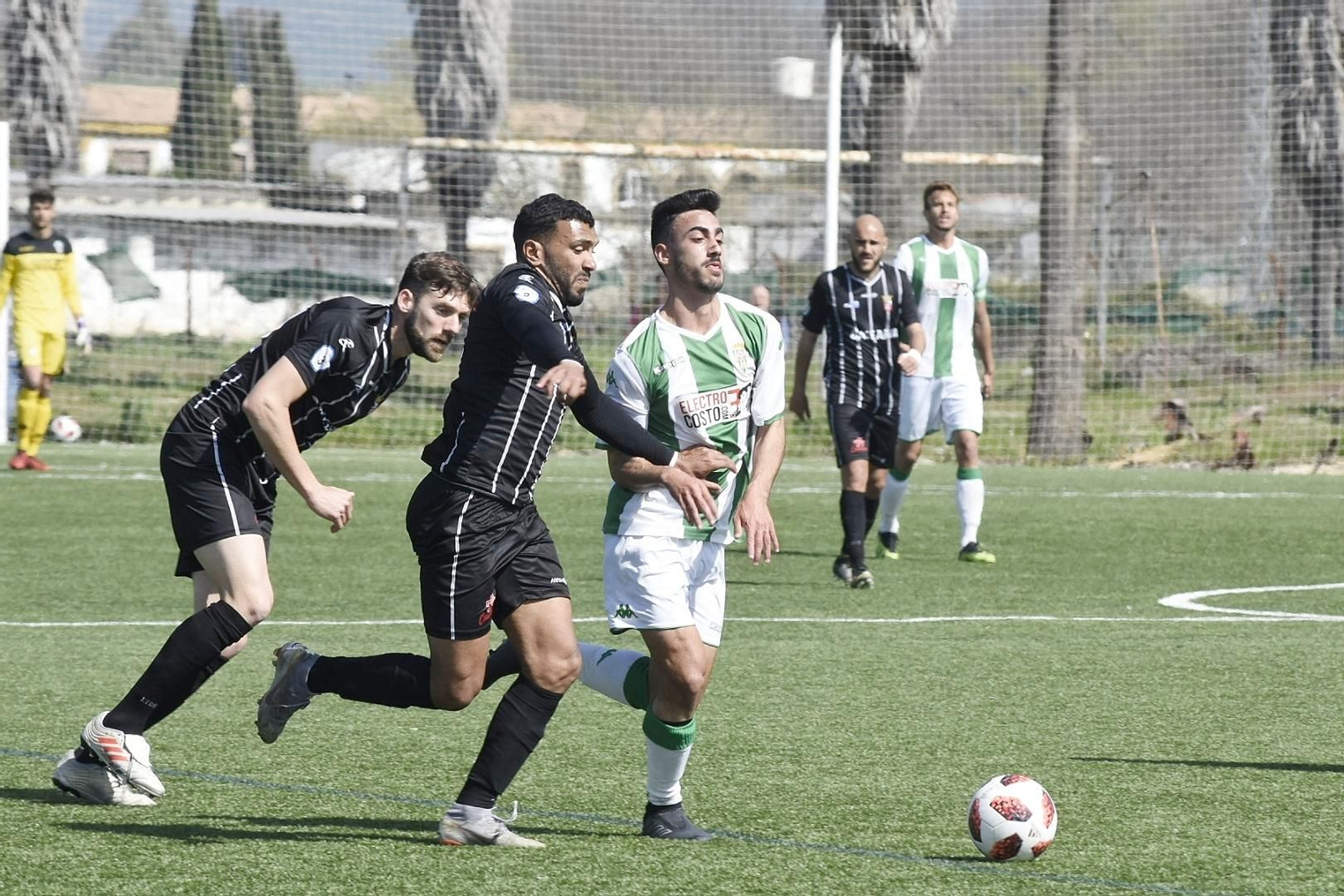 El blanquiverde Moyano trata de salir con el balón presionado por dos jugadores del Ceuta. El blanquiverde Moyano trata de salir con el balón presionado por dos jugadores del Ceuta.