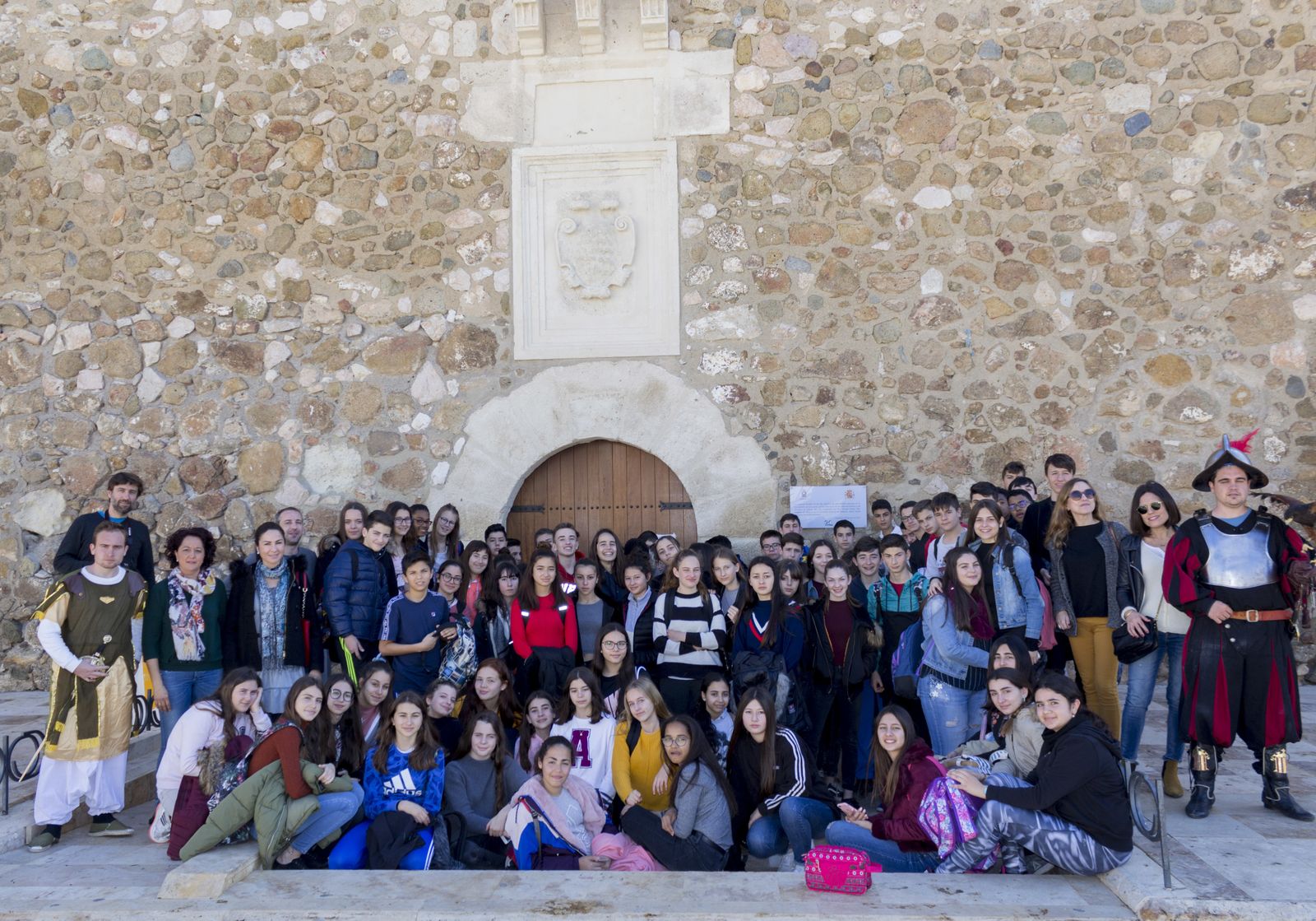 Foto de familia de los estudiantes franceses en el castillo de Carboneras.