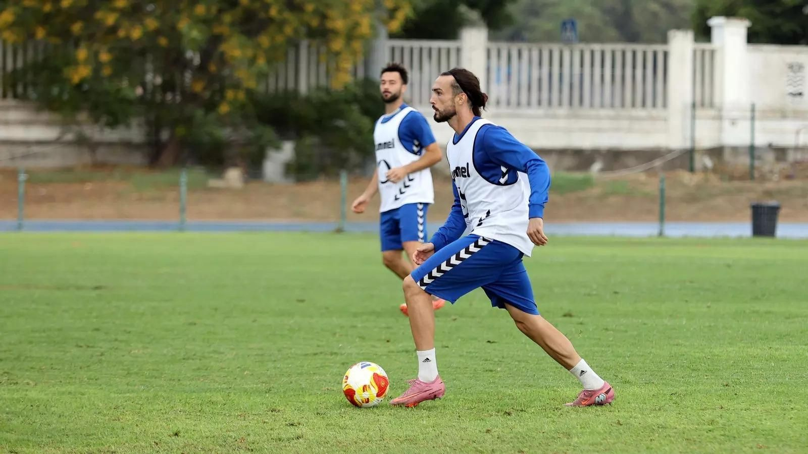 Carlos Daniel Dorado arrastra problemas en un tobillo y está entre algodones.