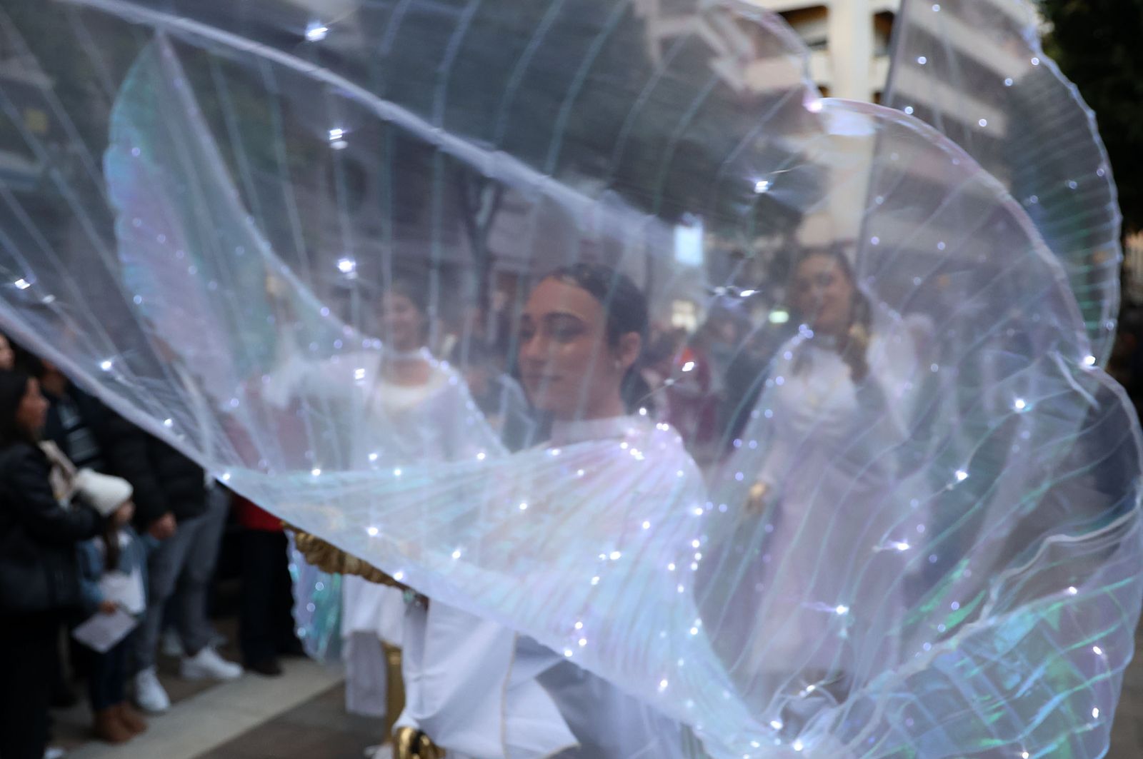 Imágenes del Heraldo Real anunciando la llegada de los Reyes Magos a Huelva