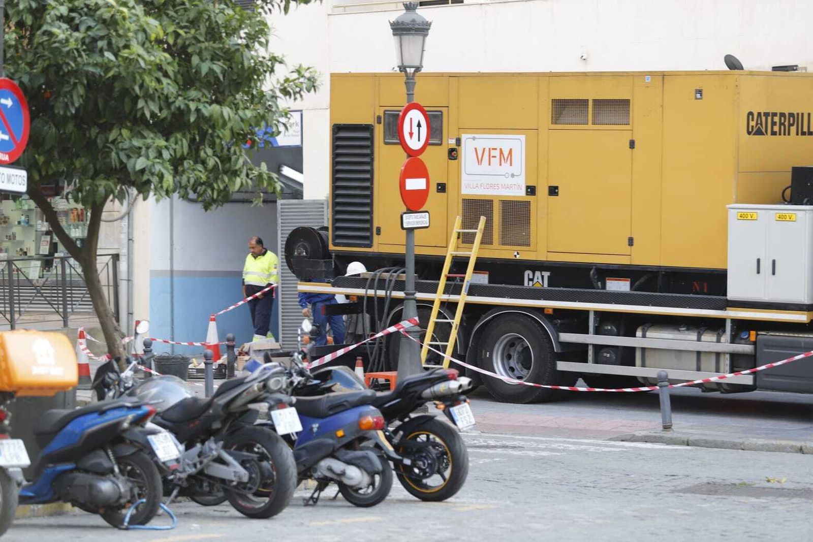 Camión de Endesa junto al centro de transformación.