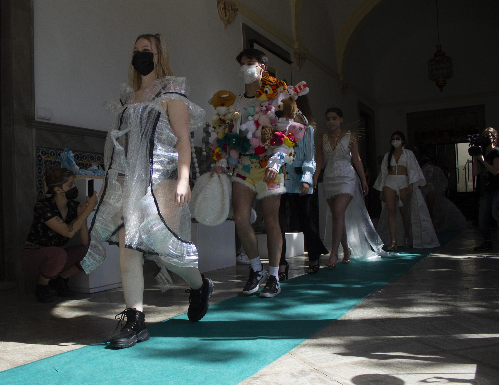 Fotos del desfile de ropa reciclada en Granada