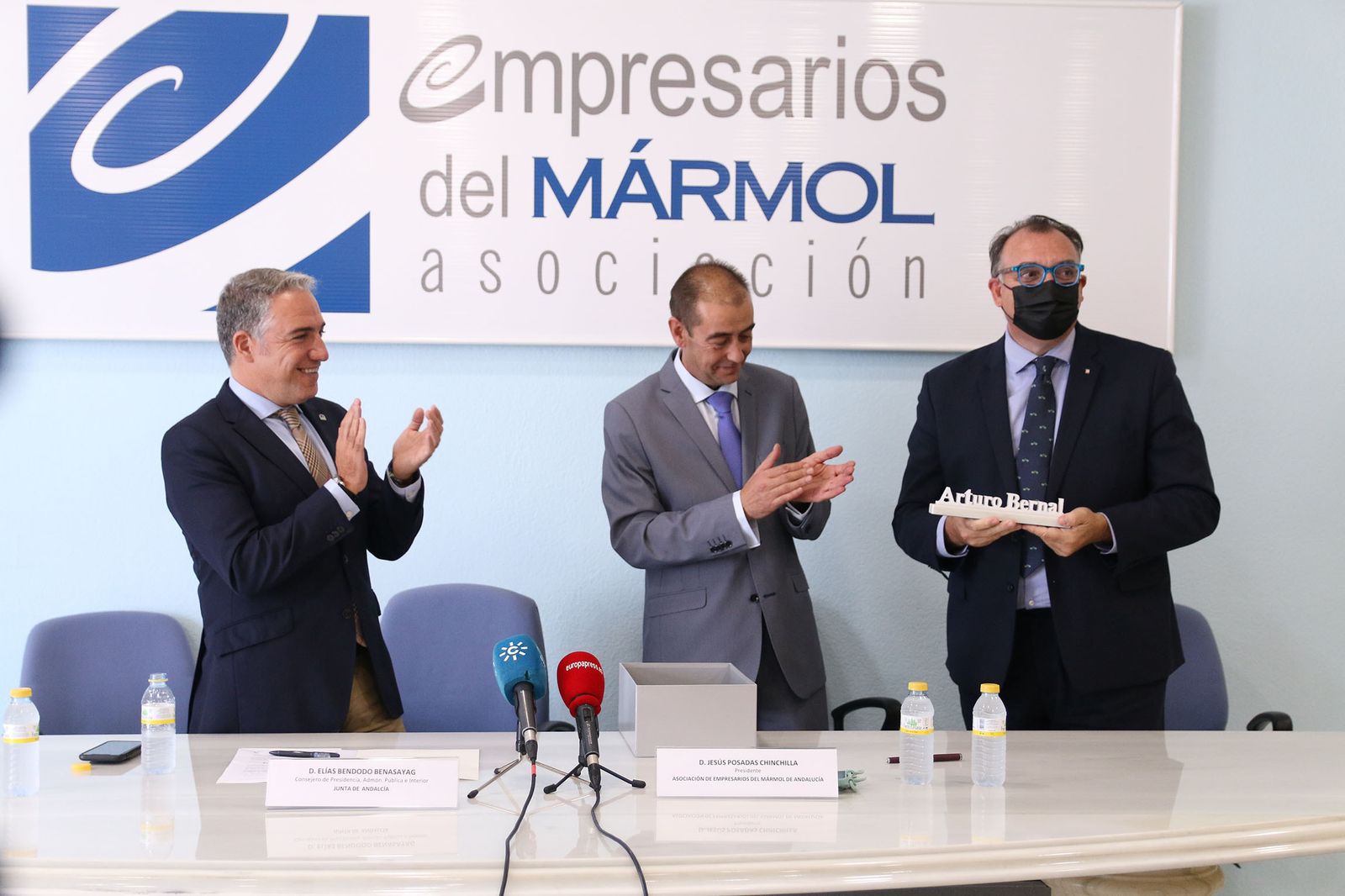 Las imágenes de la visita de Bendodo a Cosentino y la firma de la adenda con Extenda y la AEMA