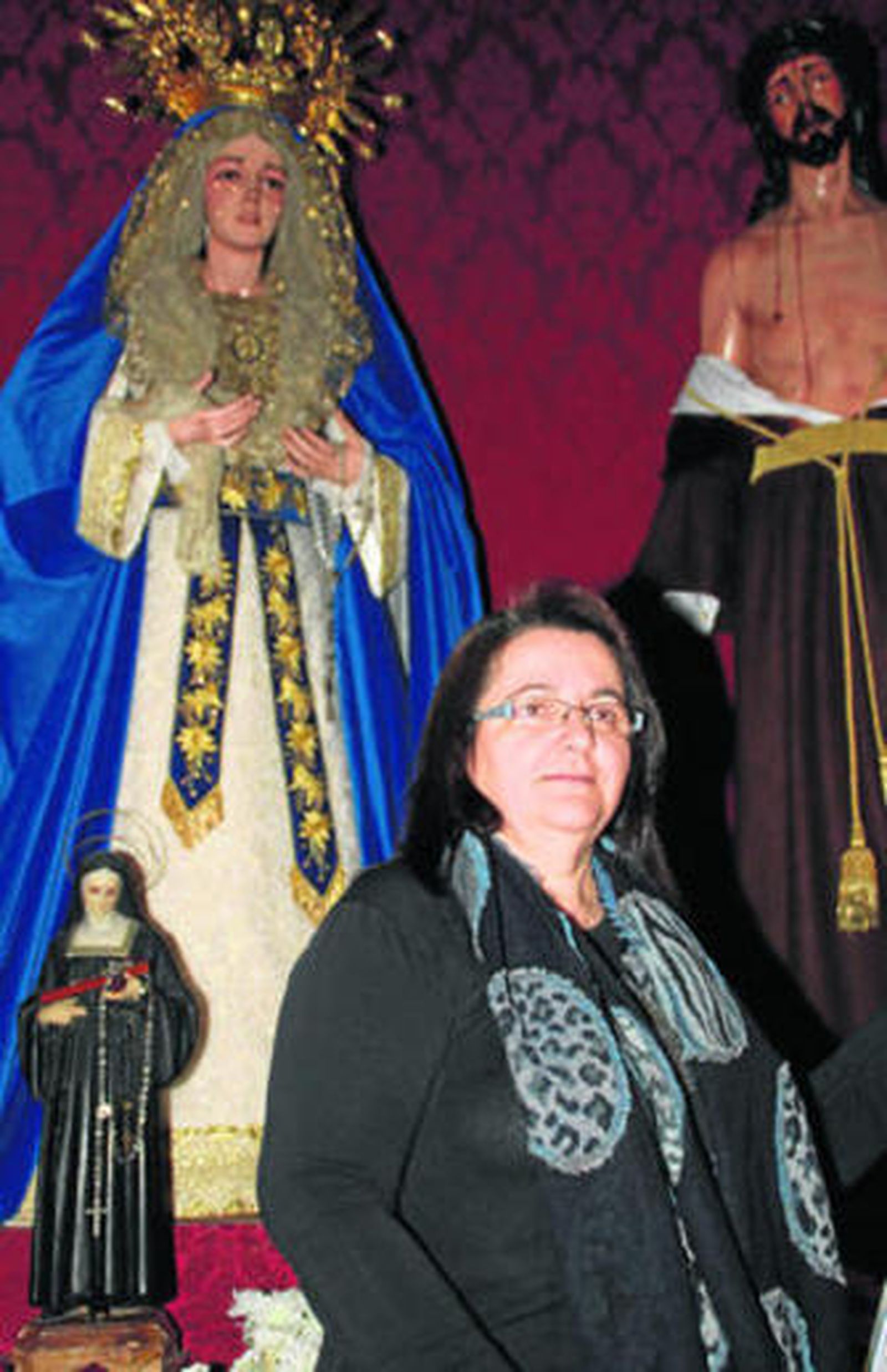 La pregonera delante del Cristo de su Hermandad de Los Dolores de Lepe.