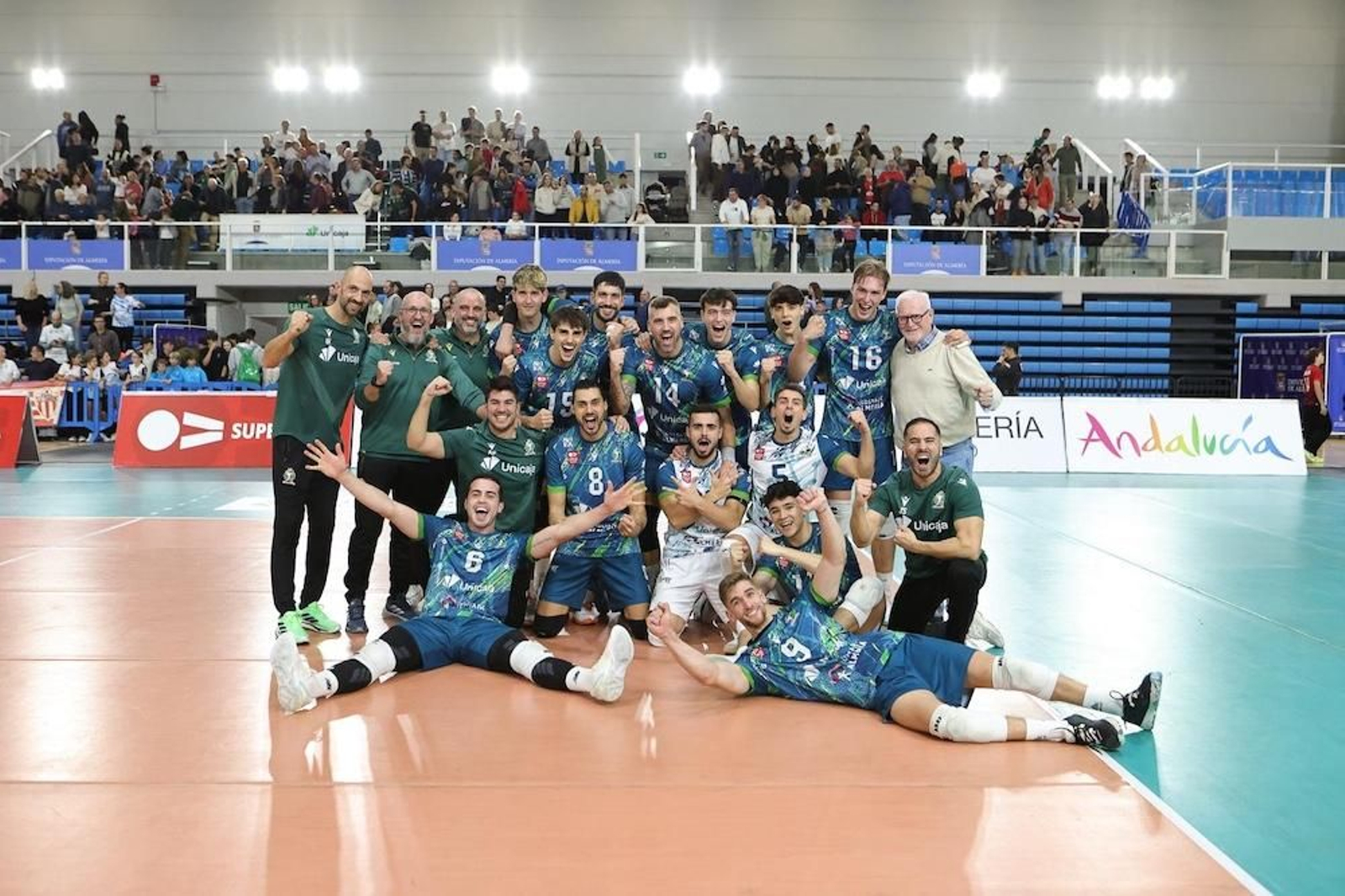 Los ahorradores celebran sobre la pista del Moisés Ruiz su victoria frente a los manacorenses.