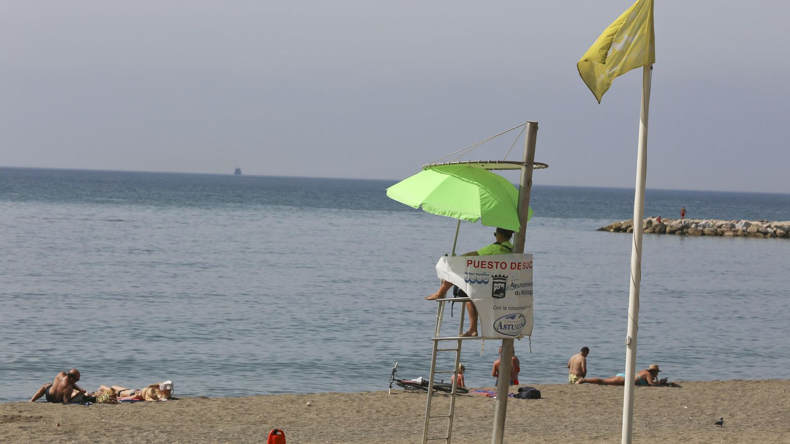 La playas de Málaga tienen todo tipo de servicios y comodidades. La playas de Málaga tienen todo tipo de servicios y comodidades.