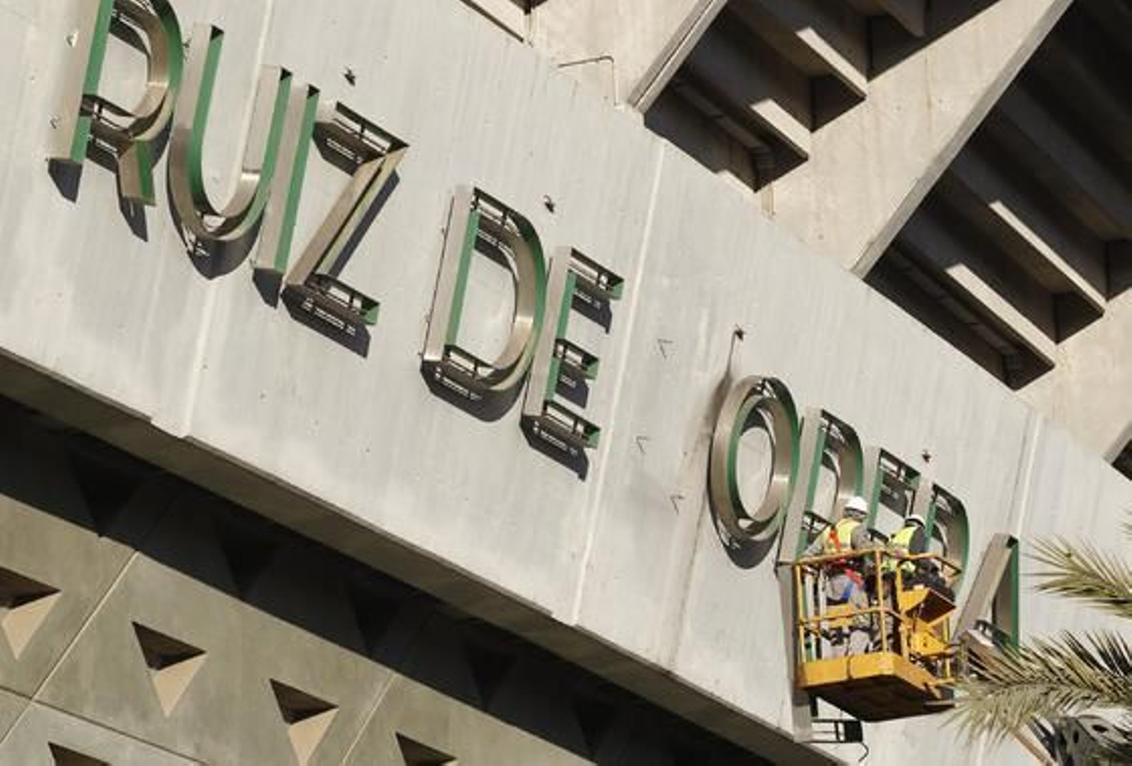 Retirada del nombre de Lopera del estadio del Betis. / Antonio Pizarro

Foto: Antonio Pizarro