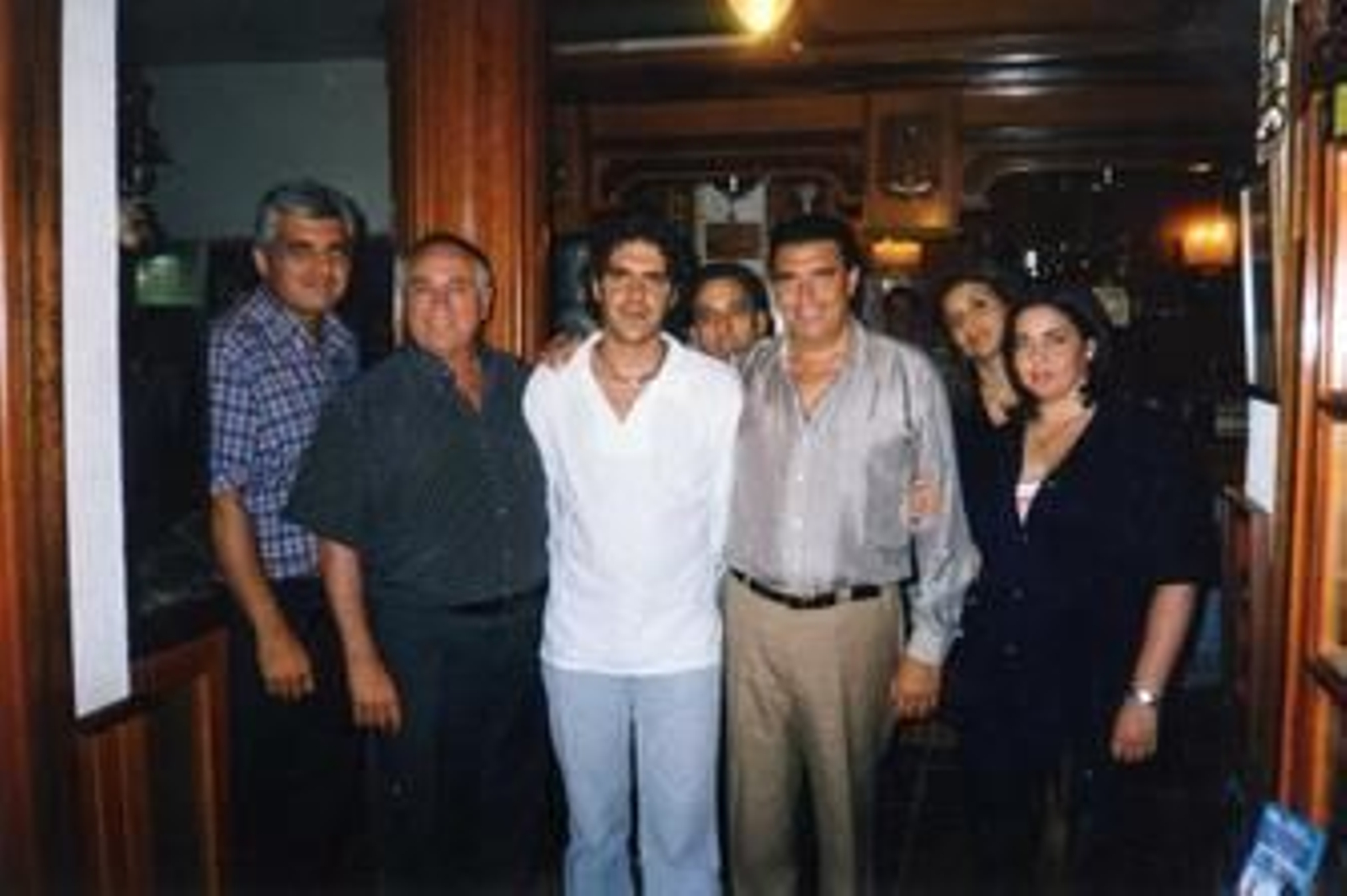 El diestro José Tomás, centro, junto a Manuel Moreno y varios amigos en una de sus visitas a El Copo.