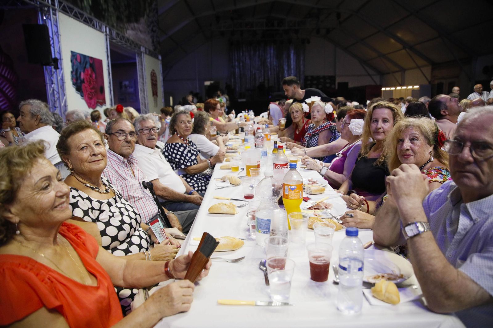 Las mejores imágenes del homenaje a los mayores en la caseta municipal de Almería