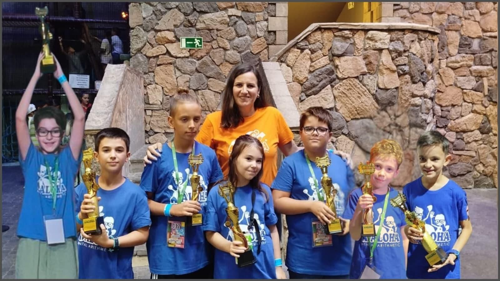 Participantes premiados en el campeonato de matemáticas.