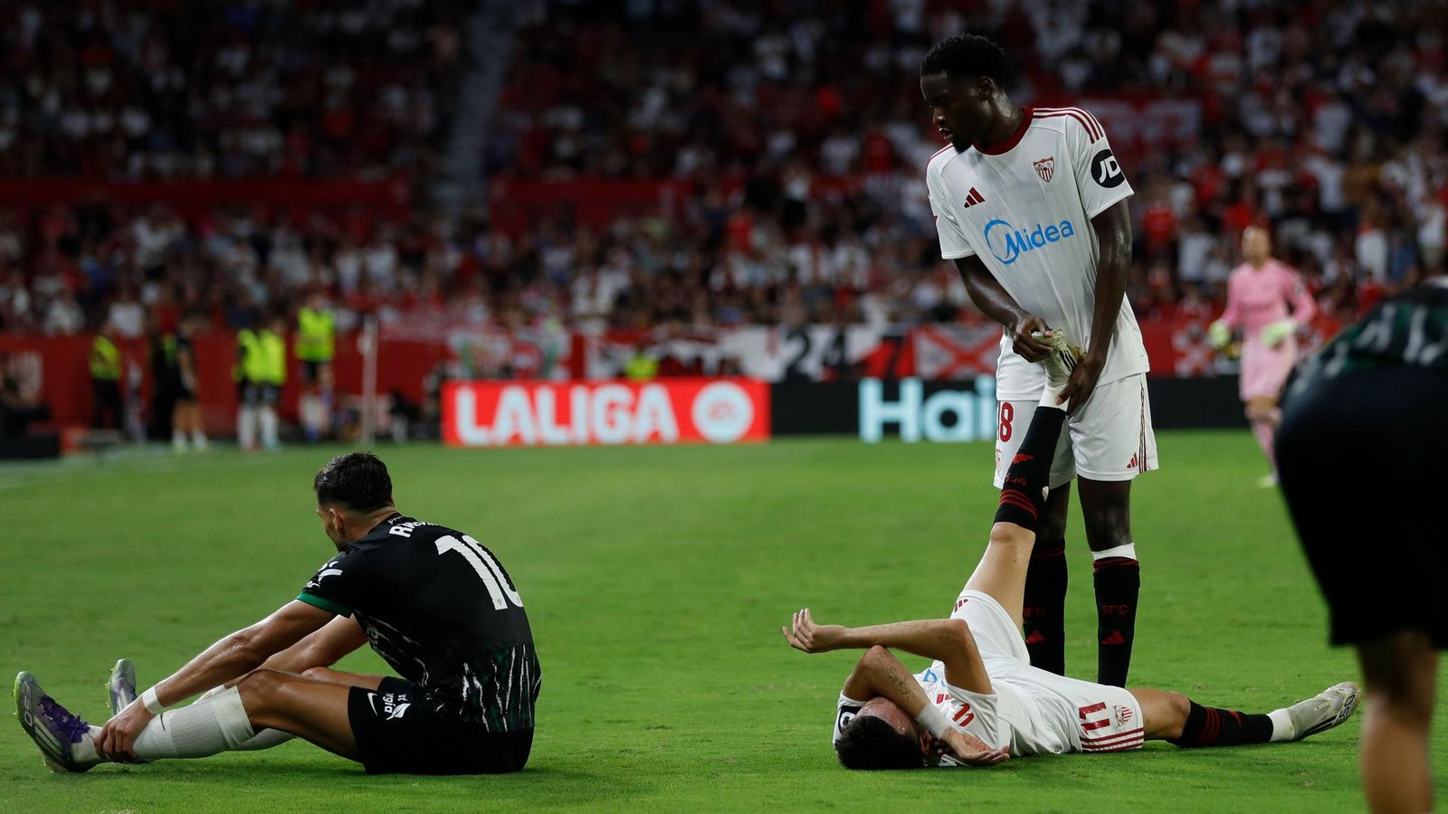 Agoumé ayuda a estirar el gemelo a Rubén Vargas antes de su sustitución junto a Rafa Mir.