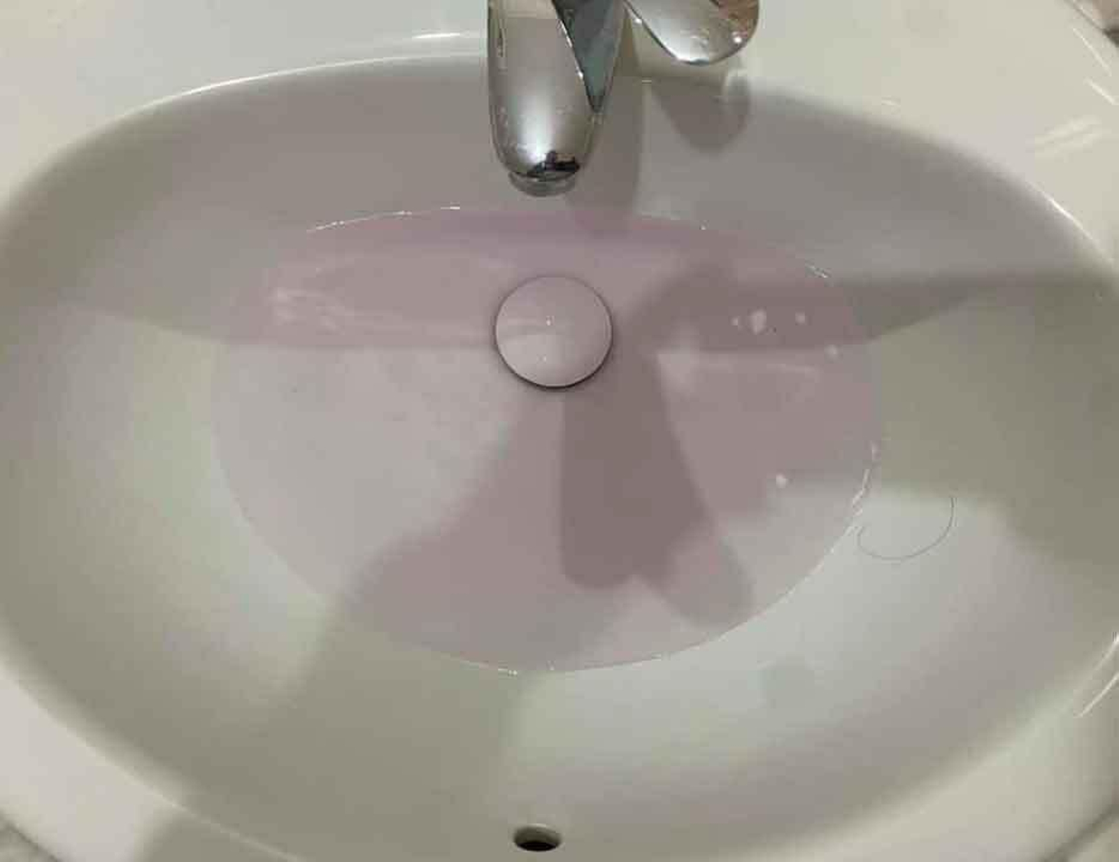 Así sale el agua de los grifos de muchos vecinos del Levante y el Almanzora.