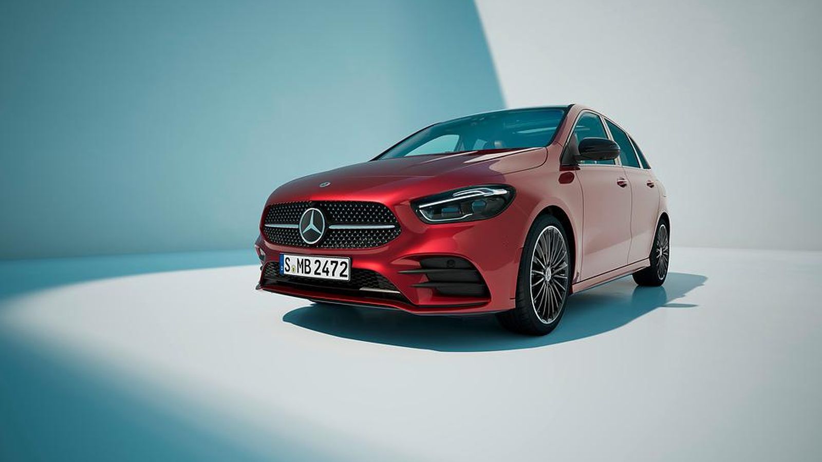 Tanto en el Clase B, en la imagen, como en los dos Clase A hay algunos cambios de matiz en faros, parrilla y parachoques.