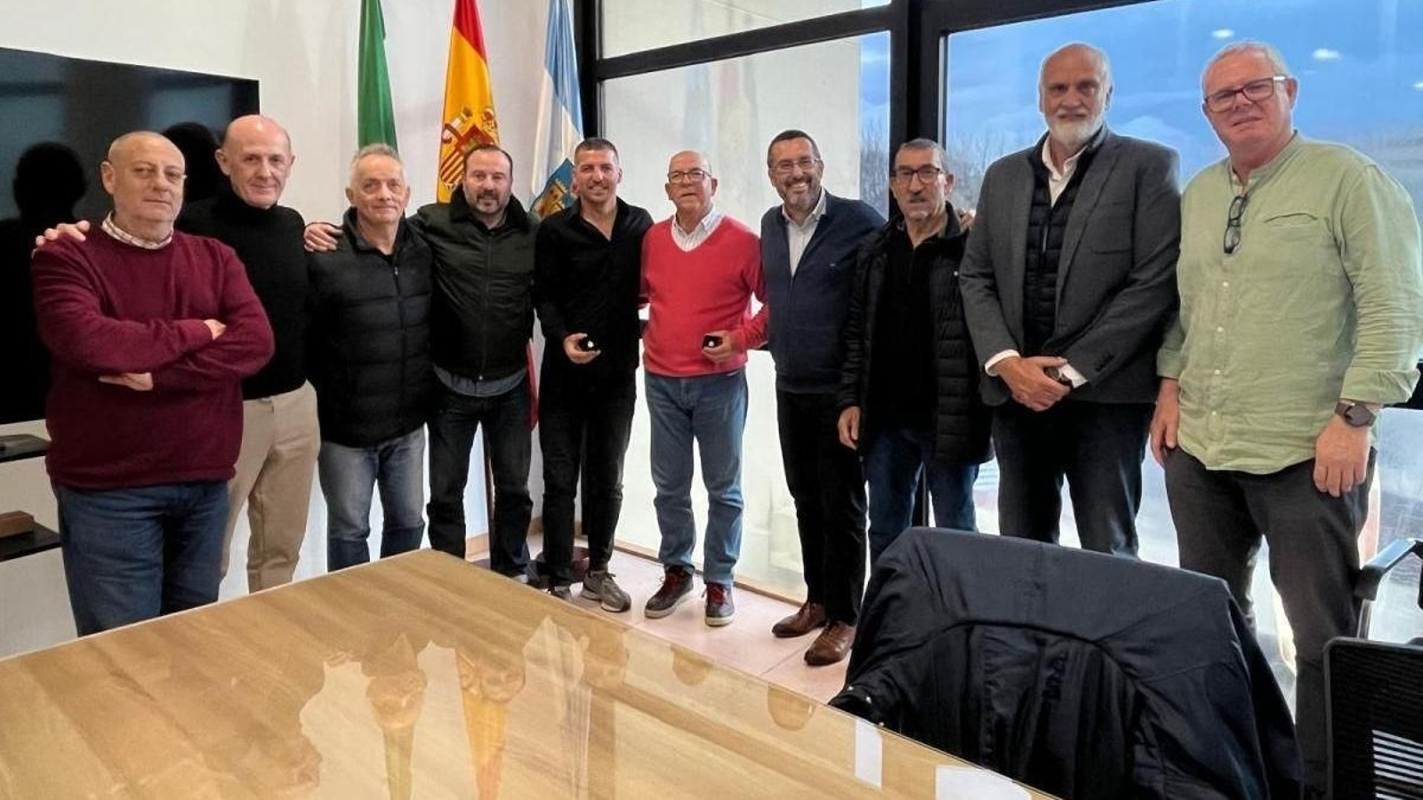 Las autoridades, con los premiados y los integrantes de Averbal