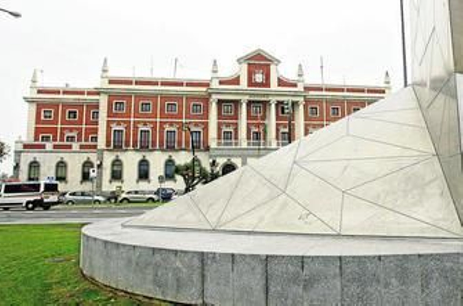 El edificio de la Aduana, que oculta la fachada de la terminal férrea de 1905.
