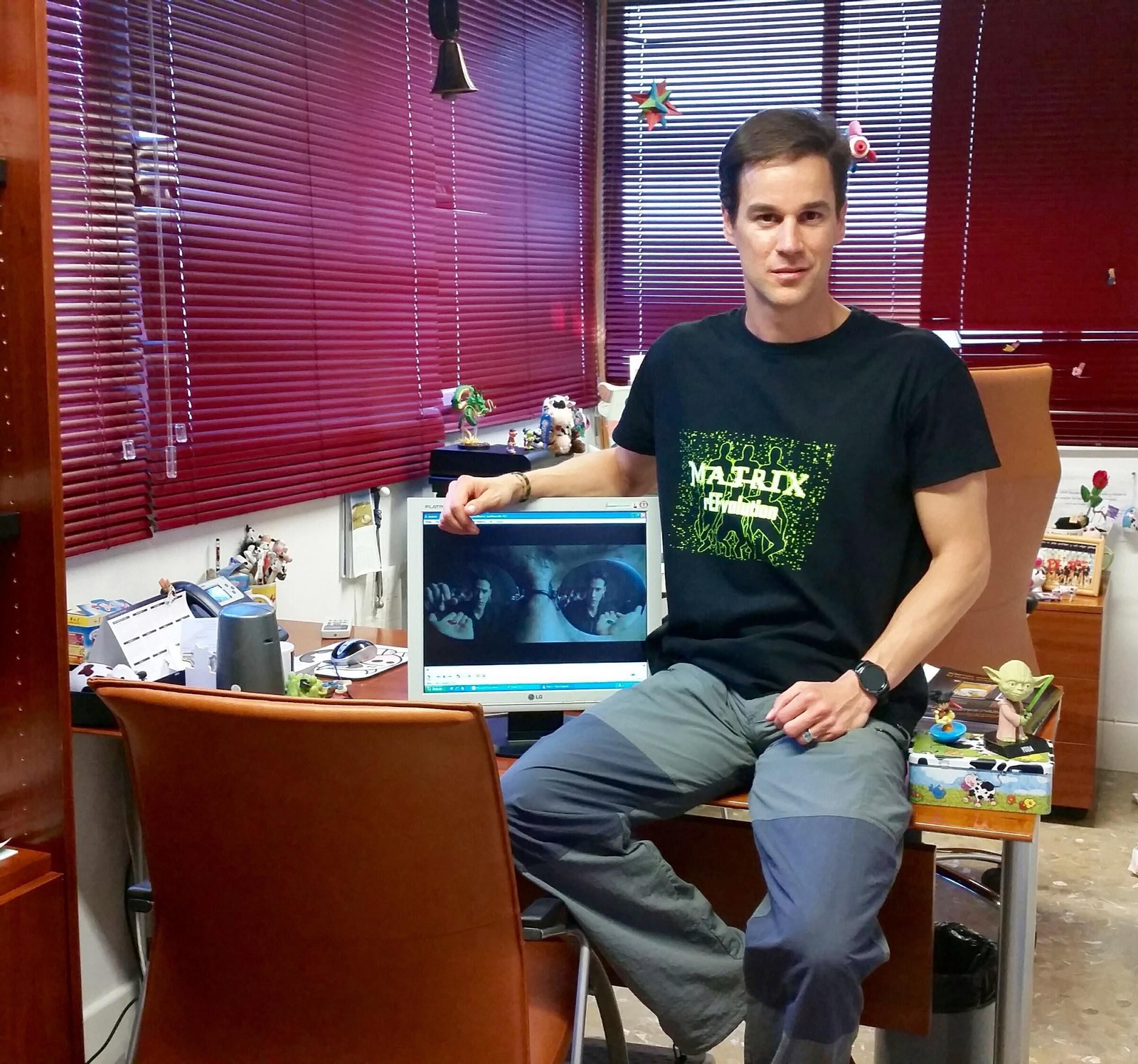 El profesor del departamento de Educación Física y Deportiva de la UGR Isaac J. Pérez muestra imágenes de su proyecto de gamificación 'MatrixrEFvolution'.