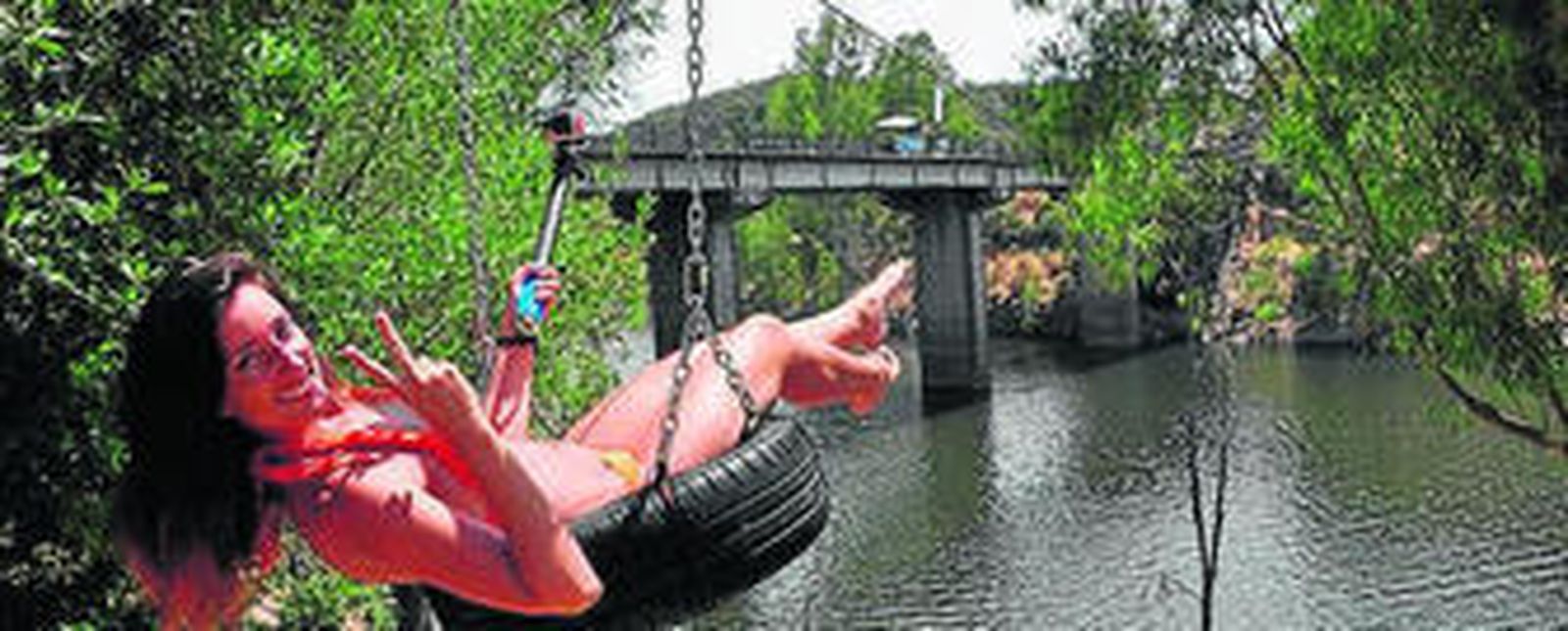 1. Una mujer saluda a la cámara justo antes de tirarse por la tirolina del Puente del Madroñalejo. 2. Aznalcóllar es un referente en la modalidad de puenting. 3. Una fémina realiza escalada en roca con Paraíso Andaluz.
