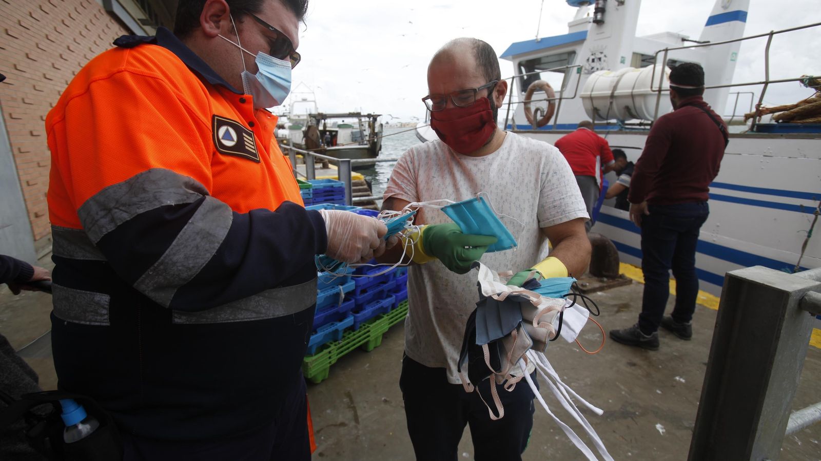 Reparto de mascarillas entre los profesionales del sector pesquero de Isla Cristina