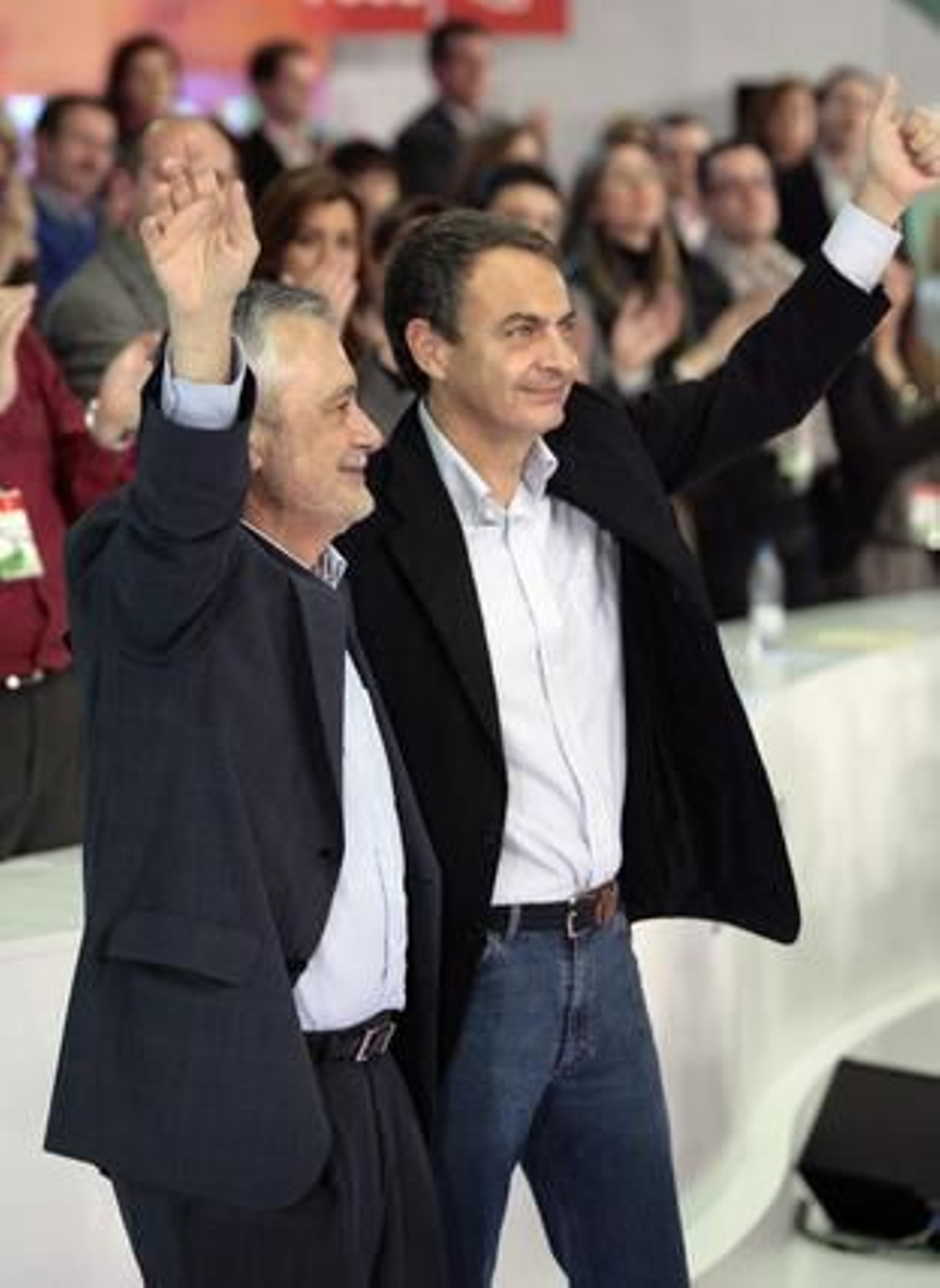 Griñán y Zapatero saludan en el cierre del Congreso. / Juan Carlos Muñoz
