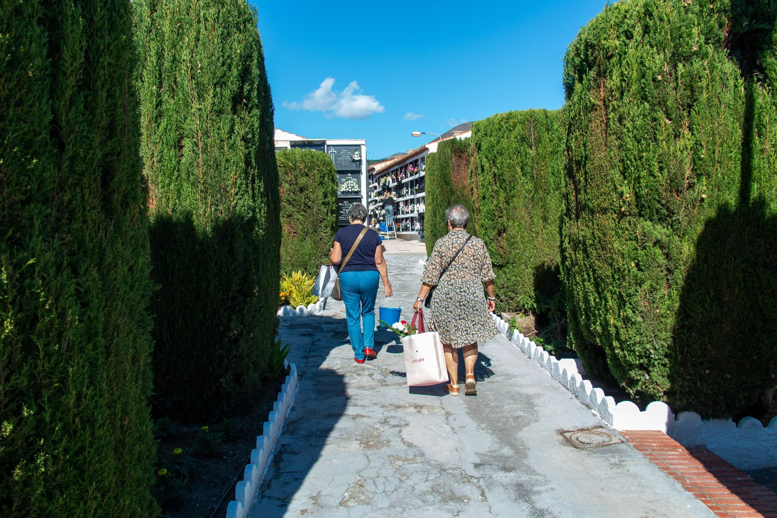 Dos mujeres caminan por el cementerio de Motril