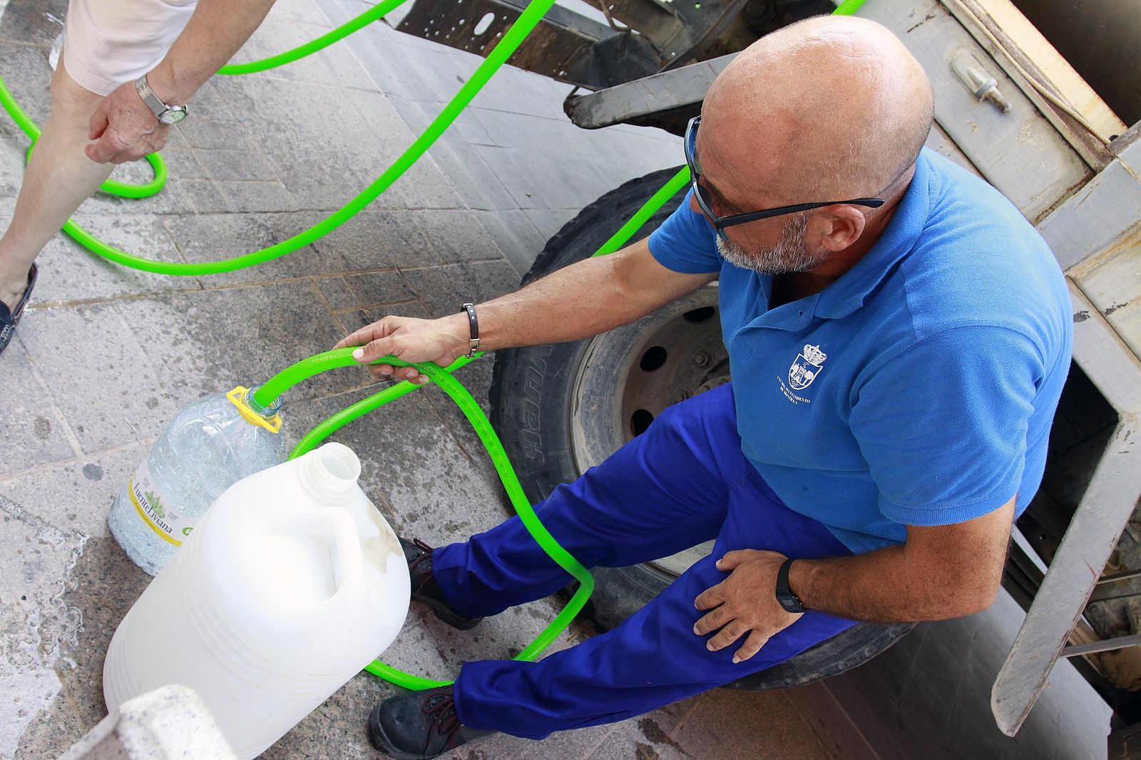 Un operario llena una garrafa de agua no potable.
