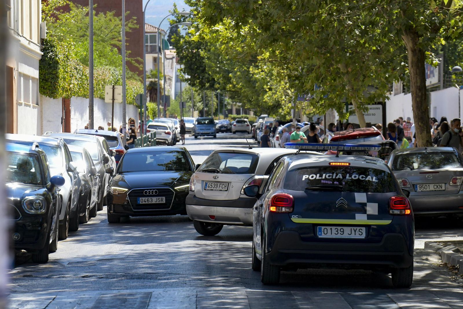 Varios coches se algopan en los alrededores de un colegio de la capital.